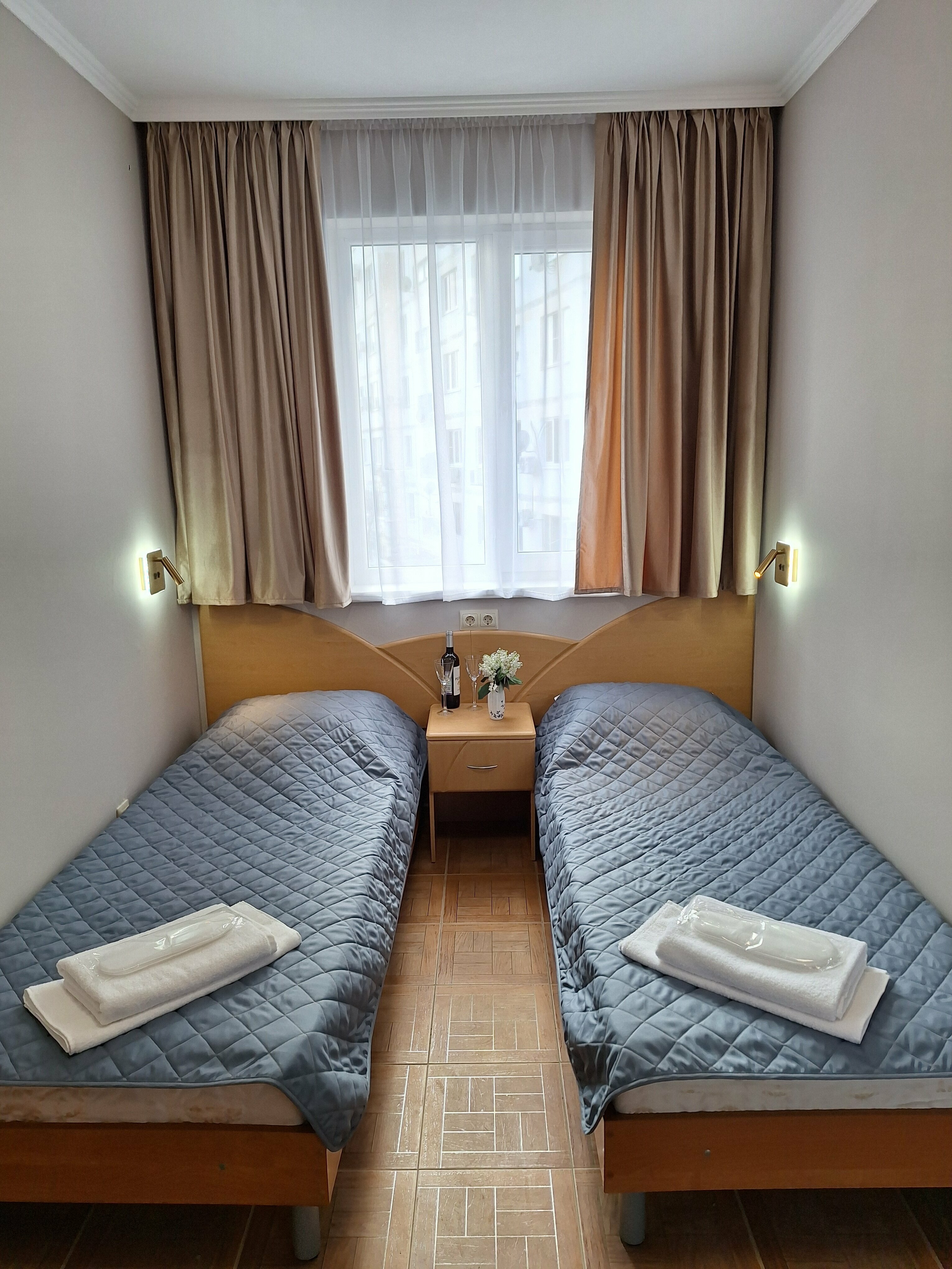 «КОМФОРТ» СТАНДАРТНЫЙ  НОМЕР С  РАЗДЕЛЬНЫМИ КРОВАТЯМИ,  ОДНОСПАЛЬНЫМ  ДИВАНОМ