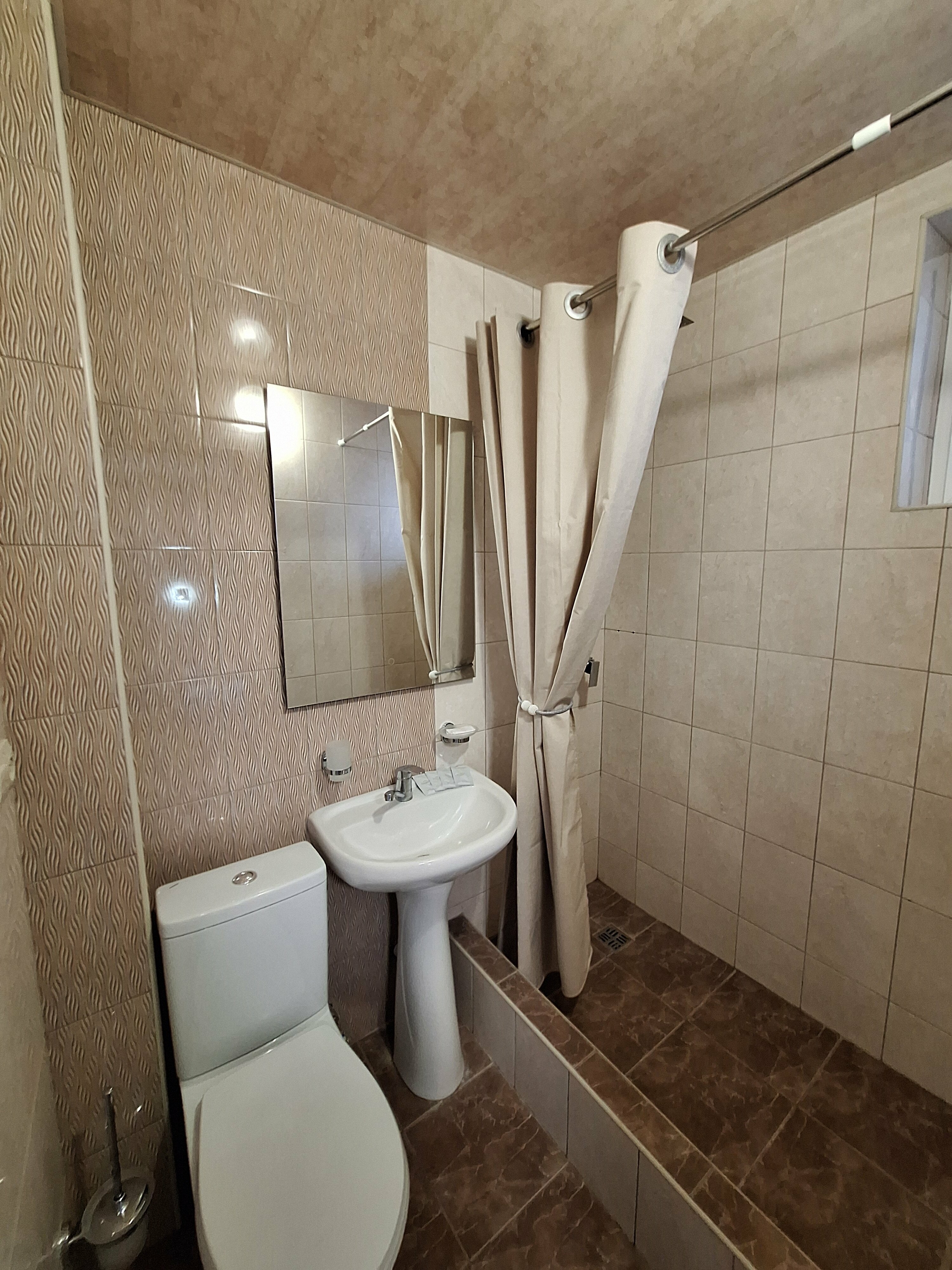 «КОМФОРТ ПЛЮС» С ТЕРРАСОЙ ЧЕТЫРЕХМЕСТНЫЙ  НОМЕР ДВУСПАЛЬНОЙ КРОВАТЬЮ И  ДИВАНОМ