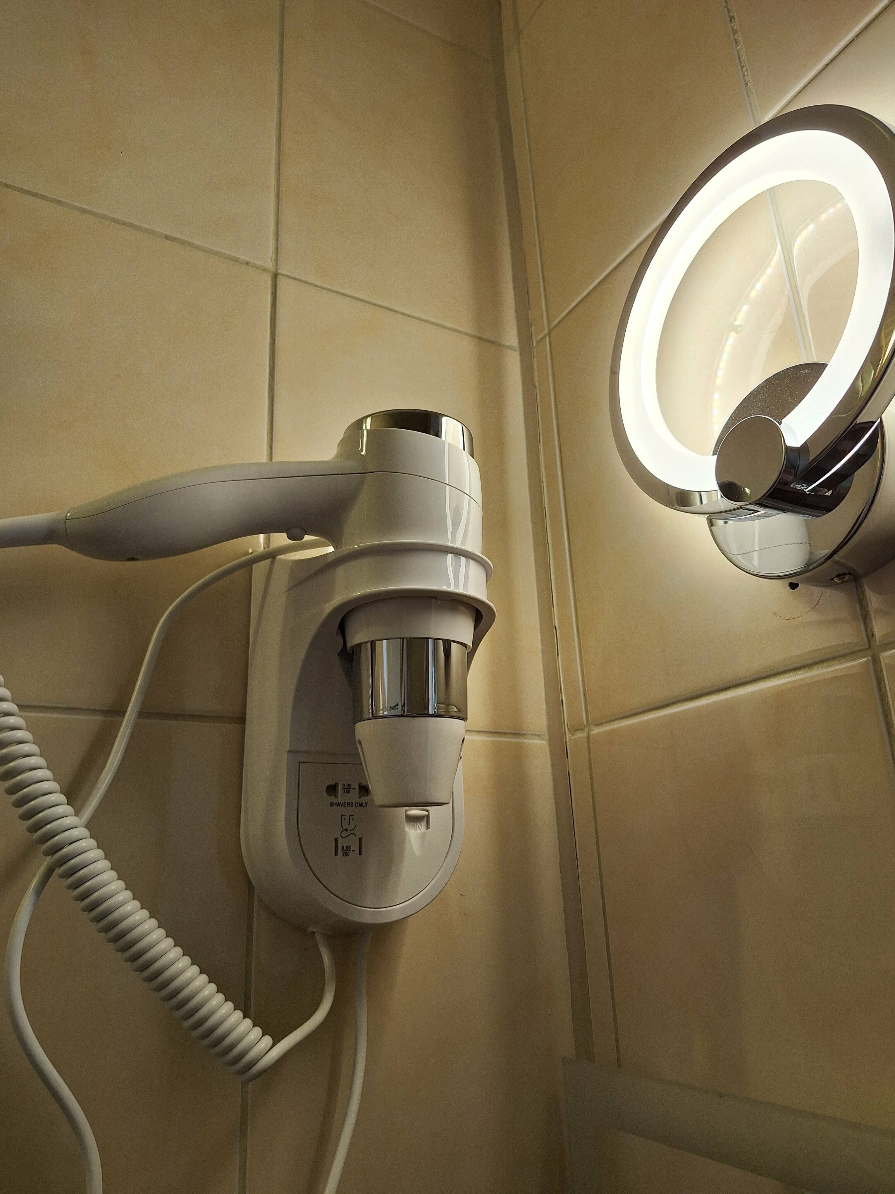 СТАНДАРТНЫЙ ТРЕХМЕСТНЫЙ  НОМЕР С ДВУМЕСТНОЙ КРОВАТЬЮ, РАСКЛАДНЫМ КРЕСЛОМ