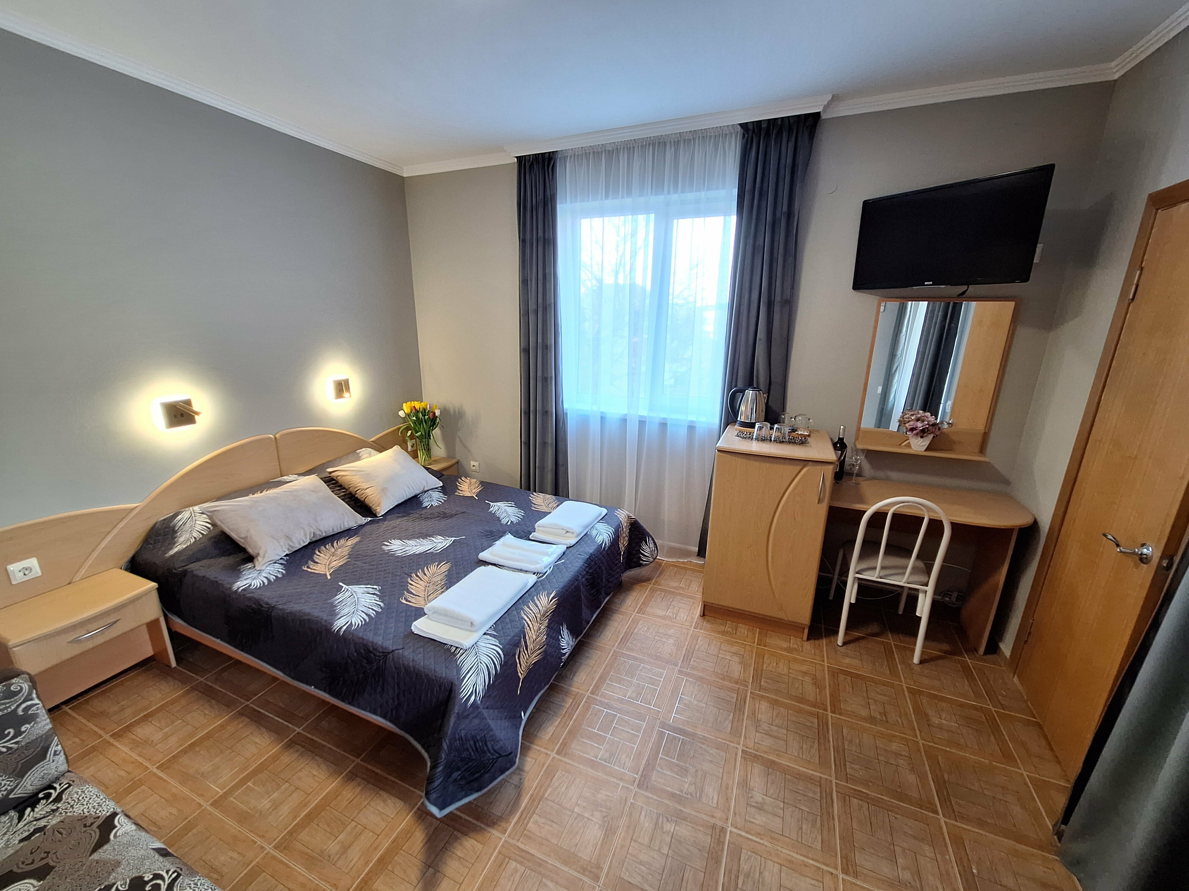 «ГОРОД» СТАНДАРТНЫЙ ТРЕХМЕСТНЫЙ НОМЕР С  ДВУСПАЛЬНОЙ КРОВАТЬЮ,  ОДНОСПАЛЬНЫМ ДИВАНОМ