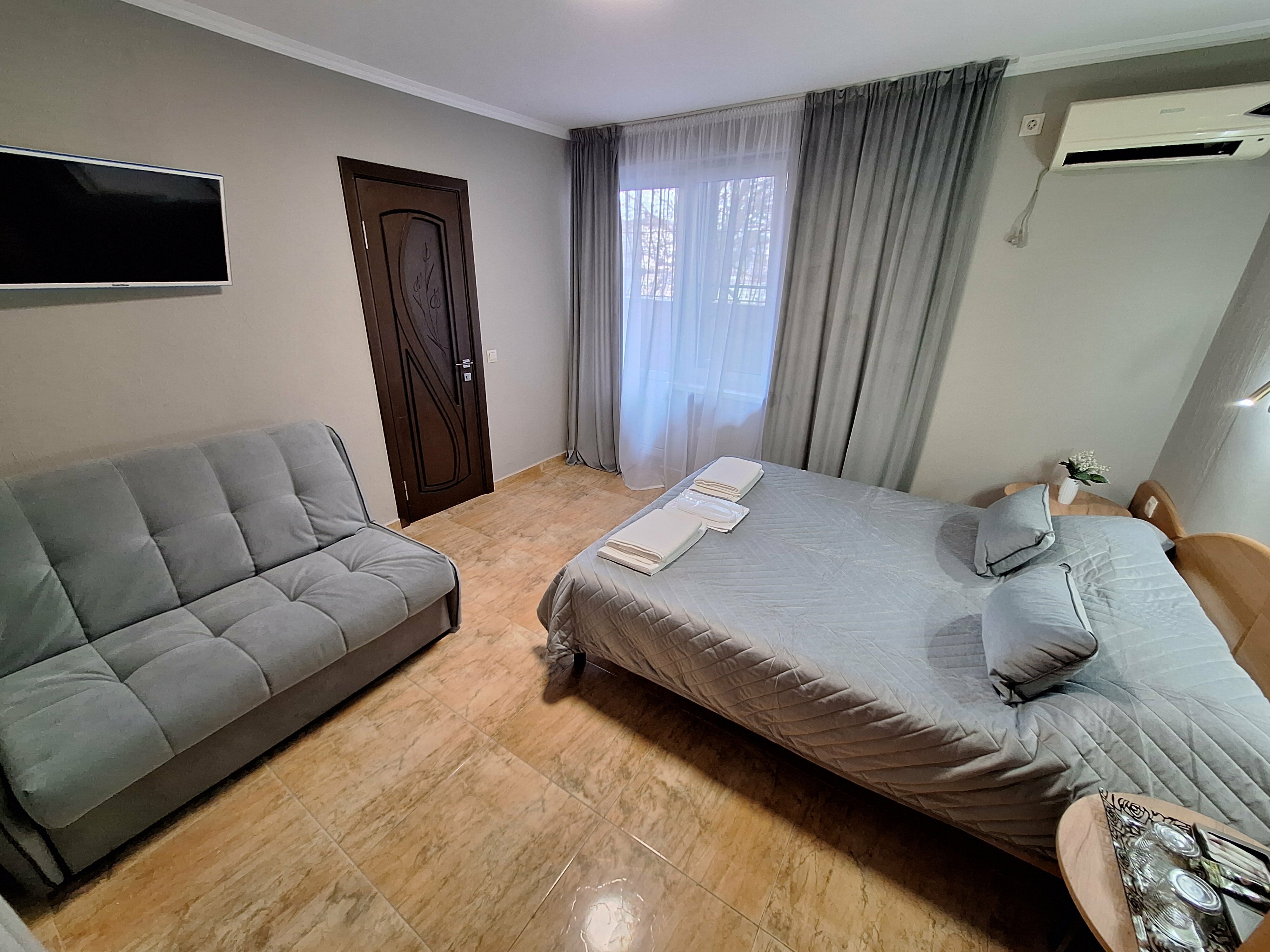 «КОМФОРТ ПЛЮС» С ТЕРРАСОЙ ЧЕТЫРЕХМЕСТНЫЙ  НОМЕР ДВУСПАЛЬНОЙ КРОВАТЬЮ И  ДИВАНОМ