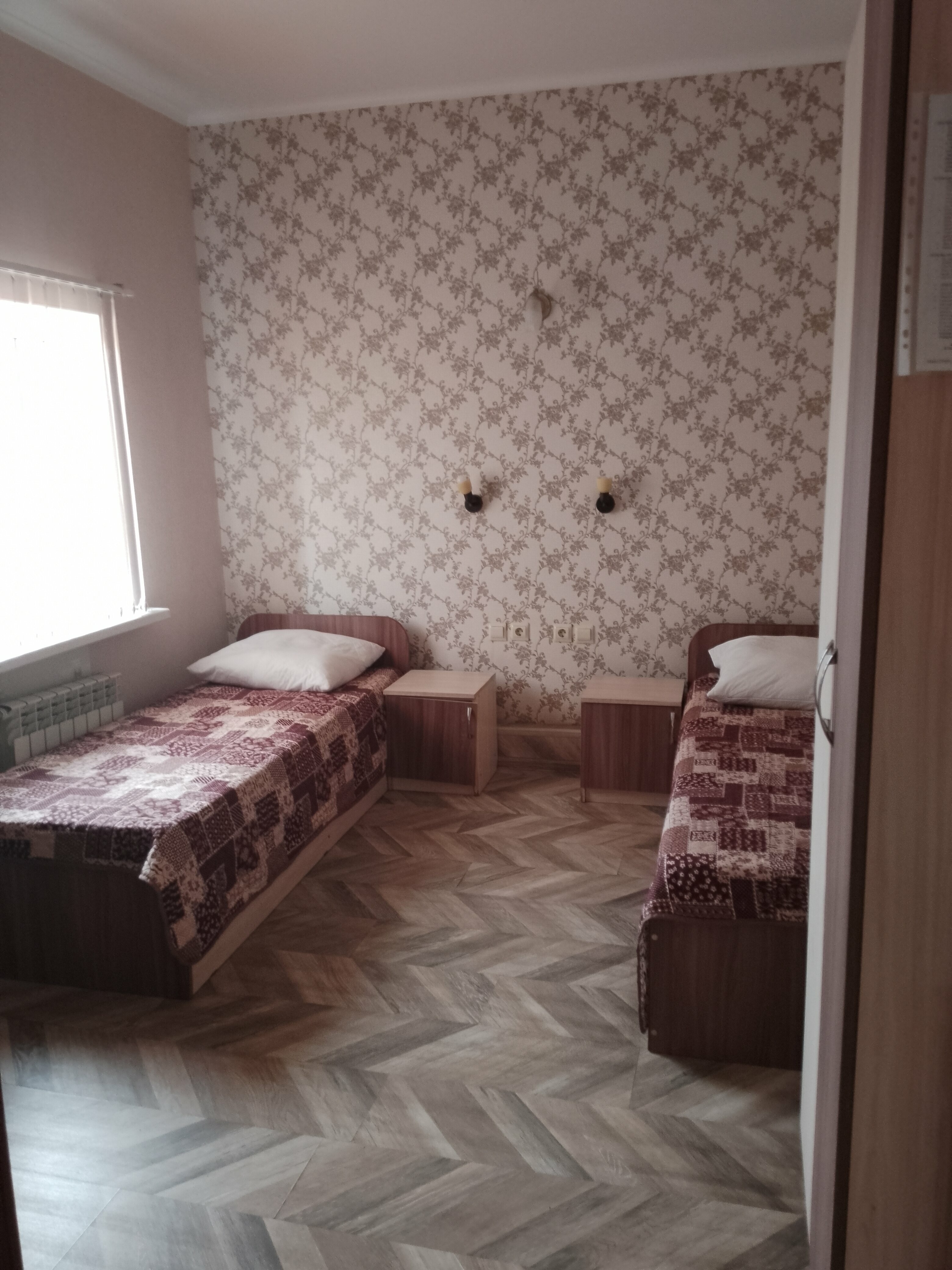 Двухместный номер с 2 отдельными кроватями и общим туалетом