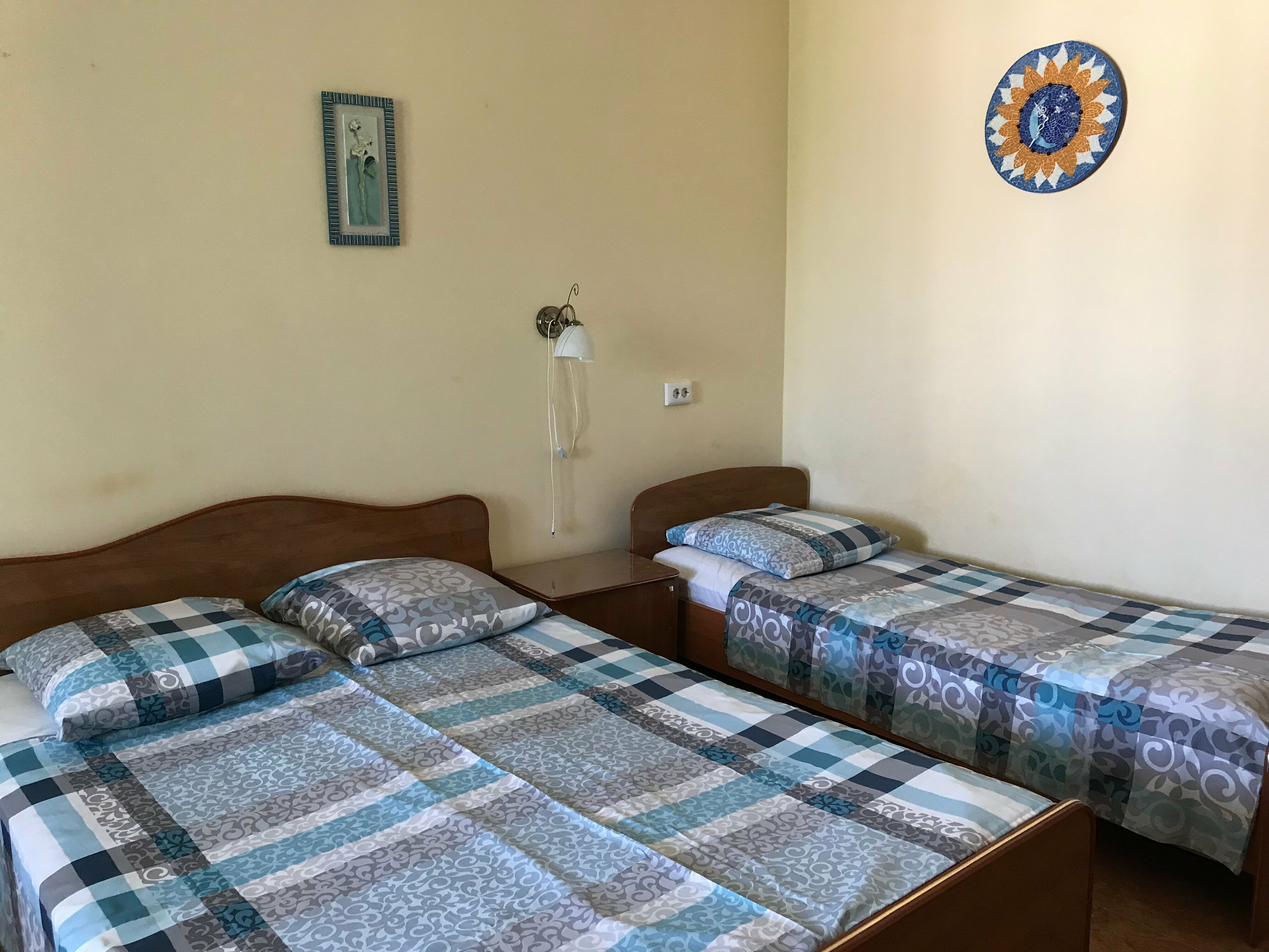 Трехместный номер «Комфорт» с душем