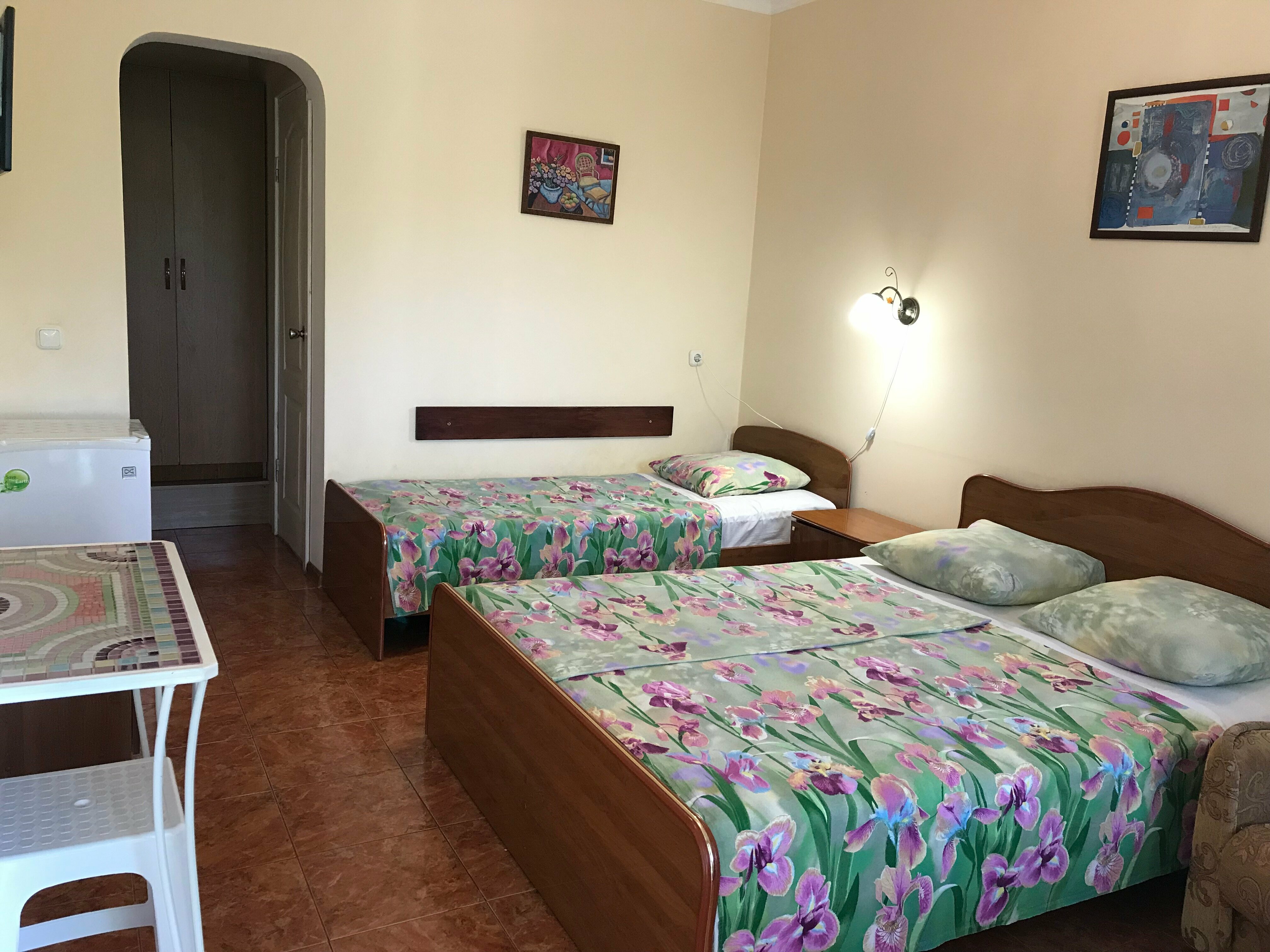 Трехместный номер «Комфорт» с душем