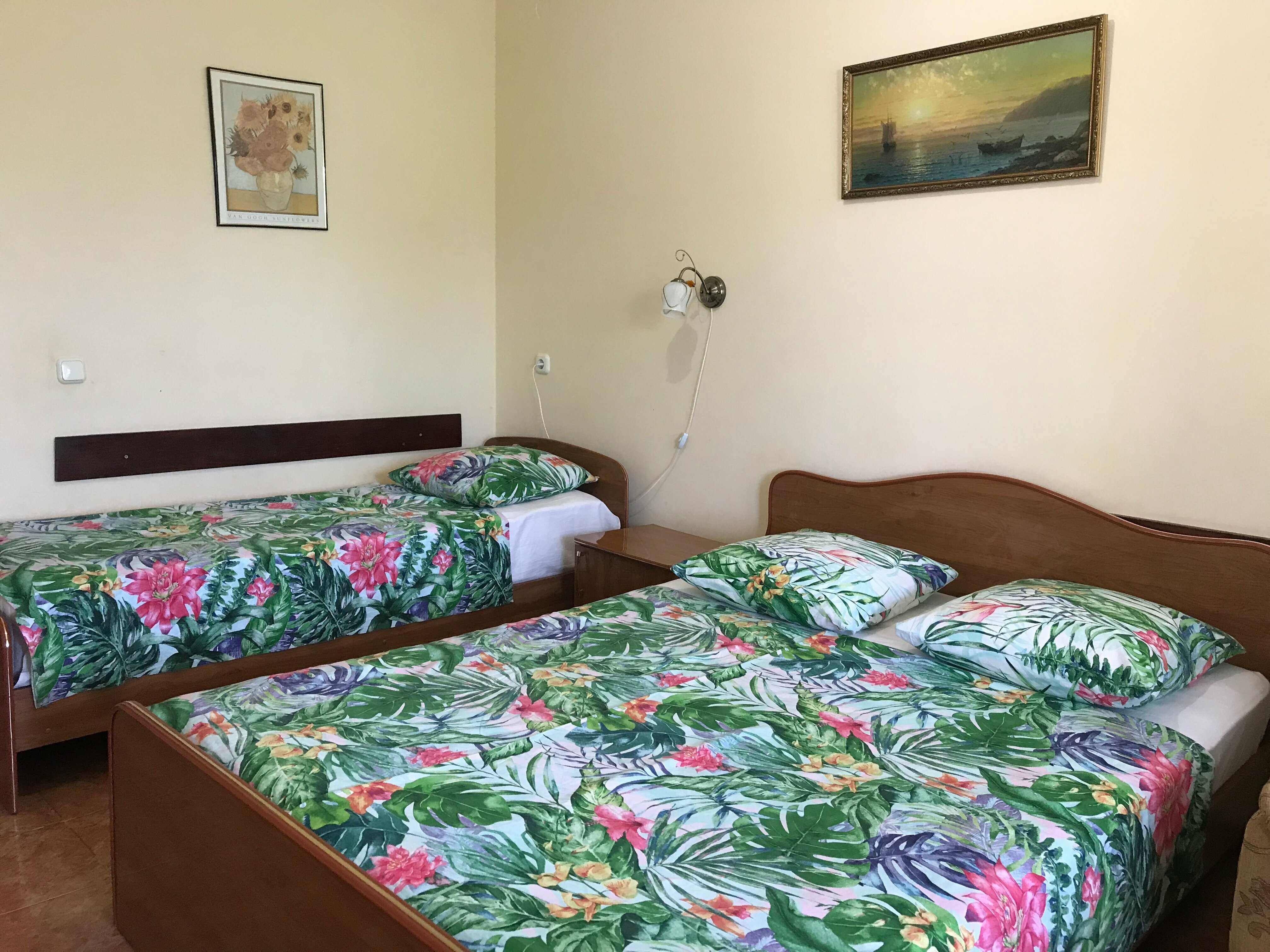 Трехместный номер «Комфорт» с душем