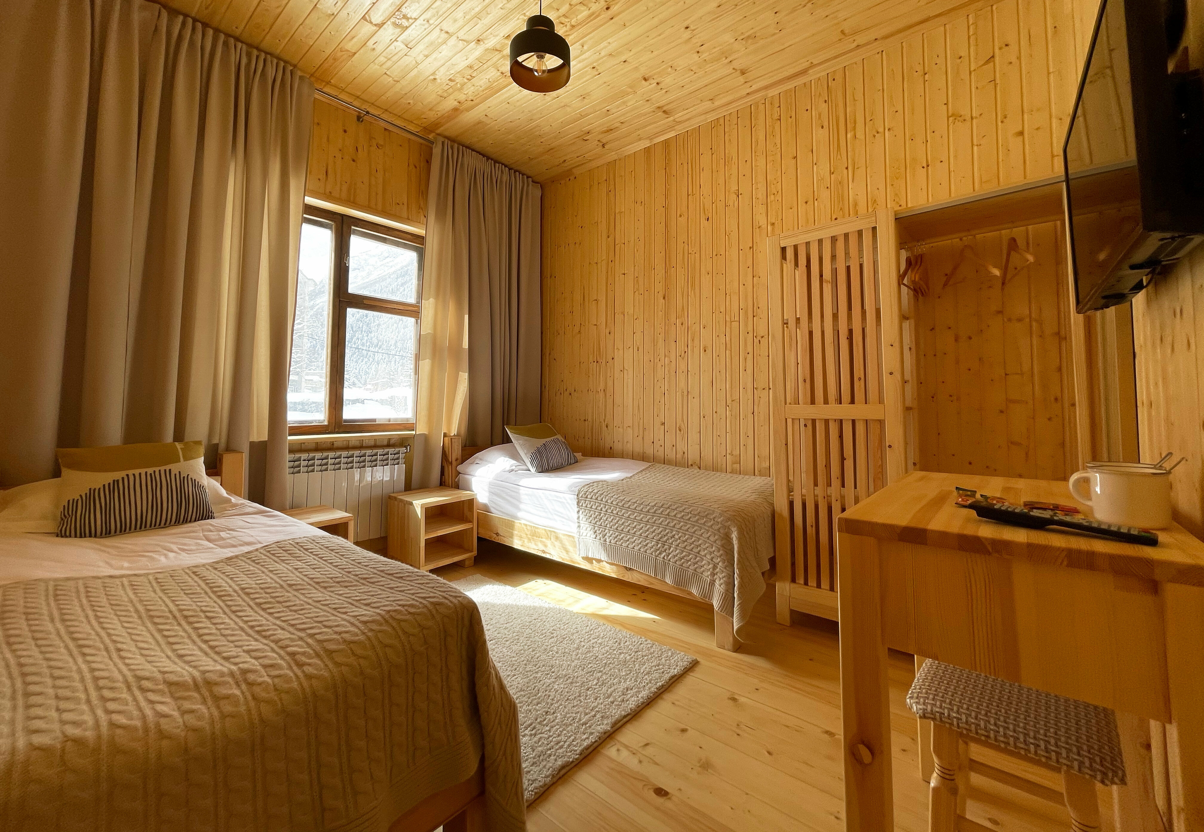 Четырехместный двухкомнатный номер с собственной ванной комнатой