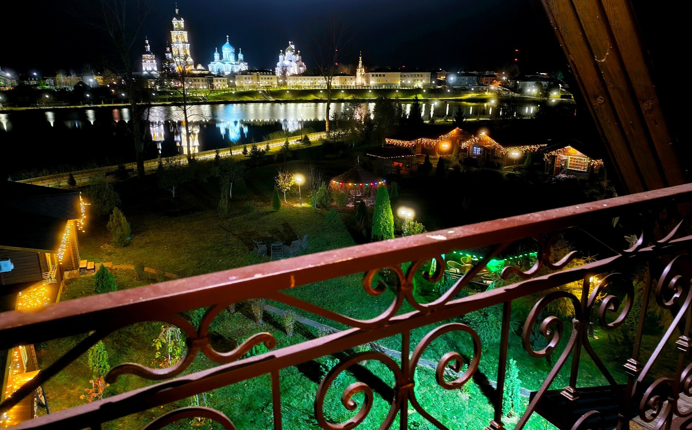 Трехкомнатный двухуровневый люкс — аппартаменты с балконом и видом на реку