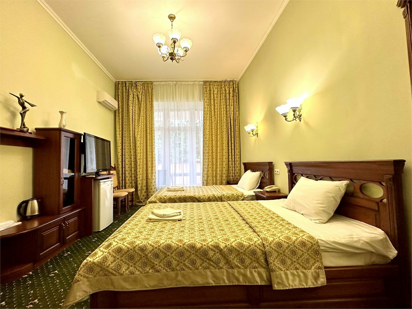 Номера Комфорт с двумя раздельными кроватями с видом на бассейн