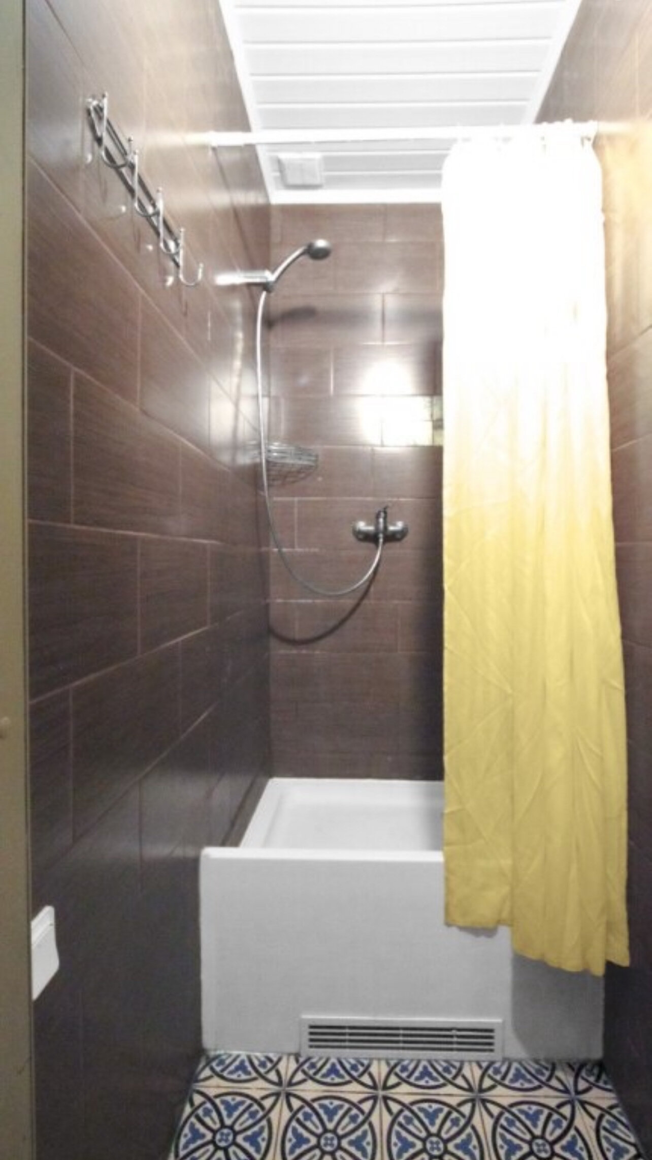 Стандартный двухместный номер с 2 отдельными кроватями и общей ванной комнатой