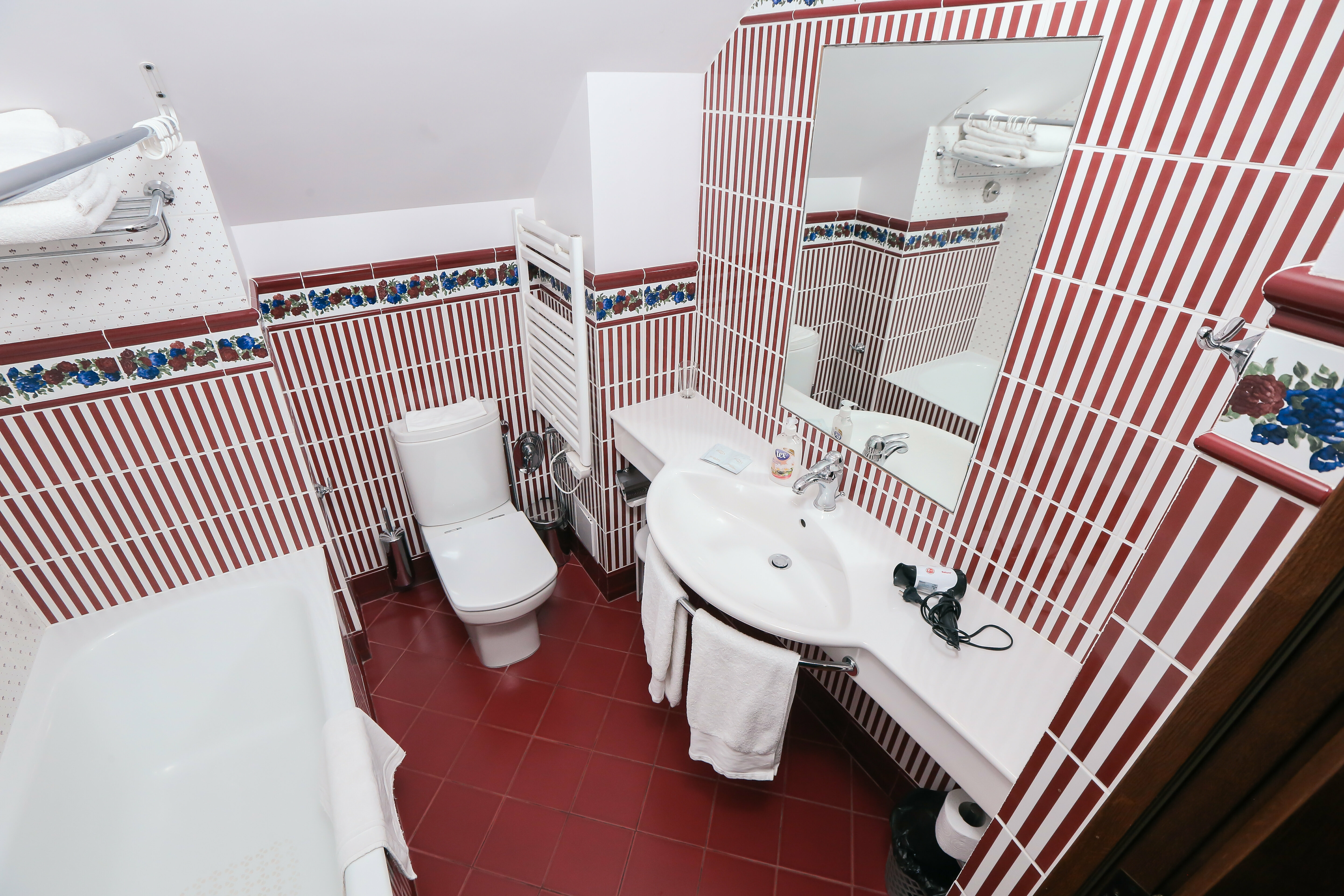 Семейный номер с боковым видом на море