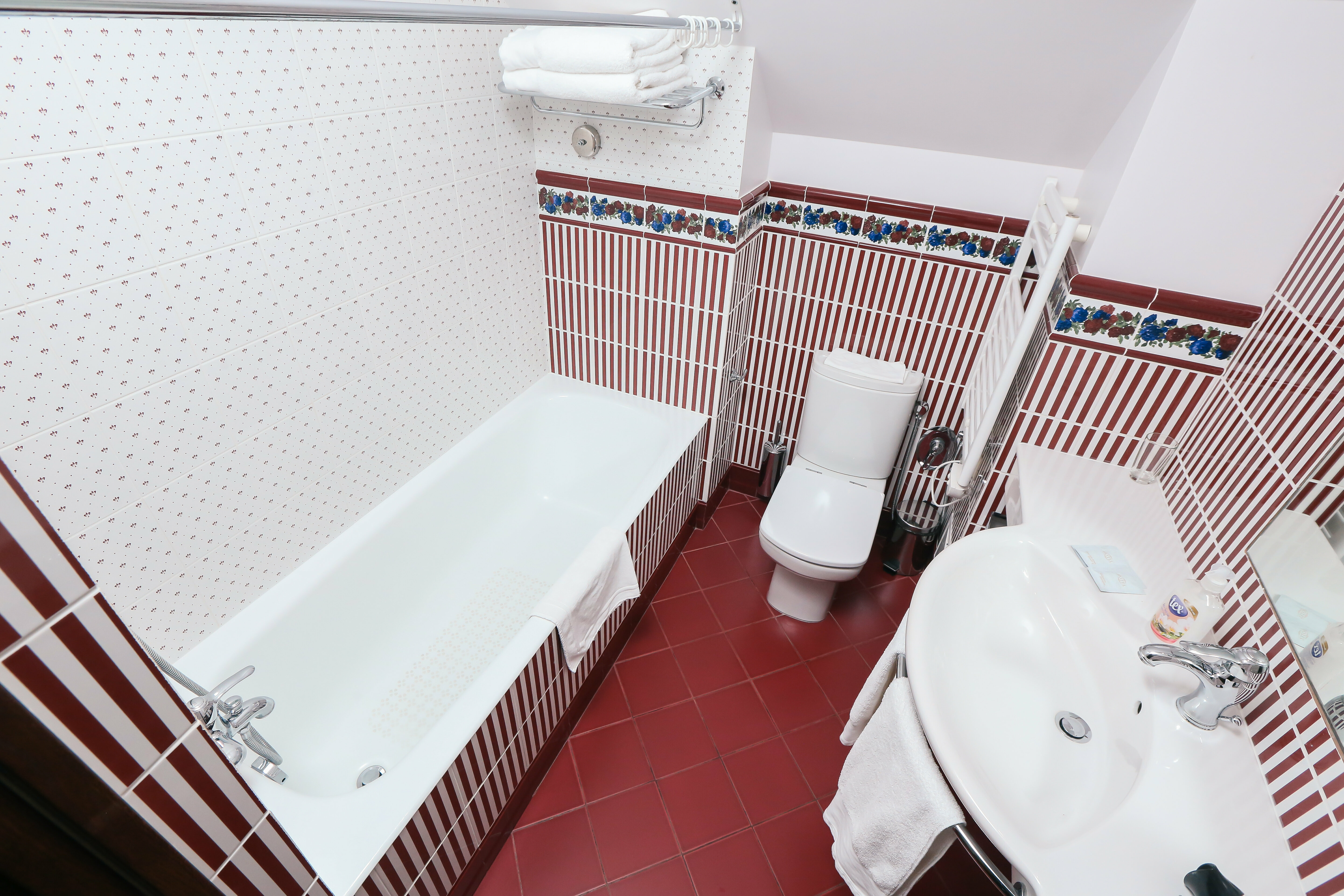 Семейный номер с боковым видом на море