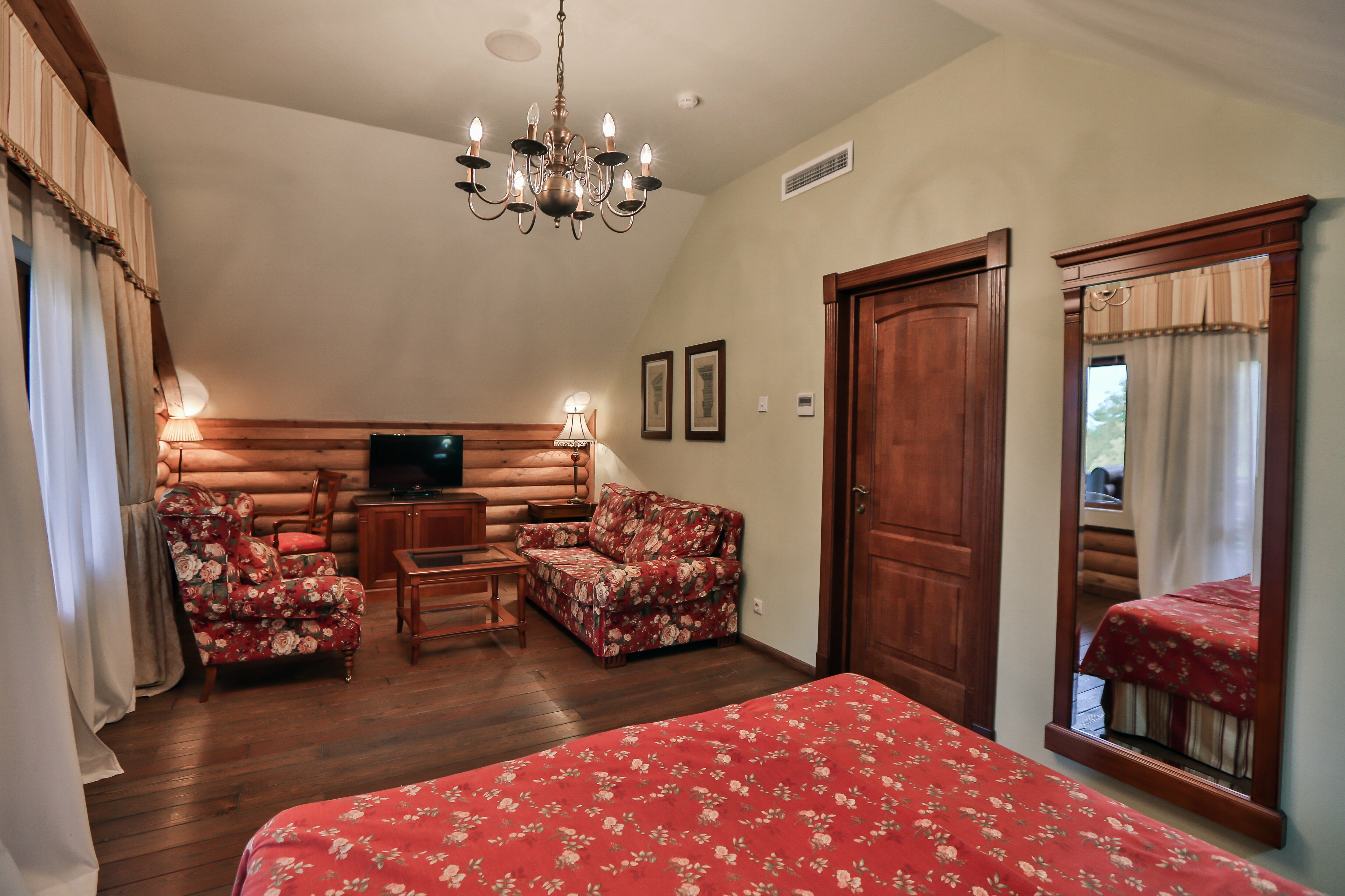 Семейный номер с боковым видом на море