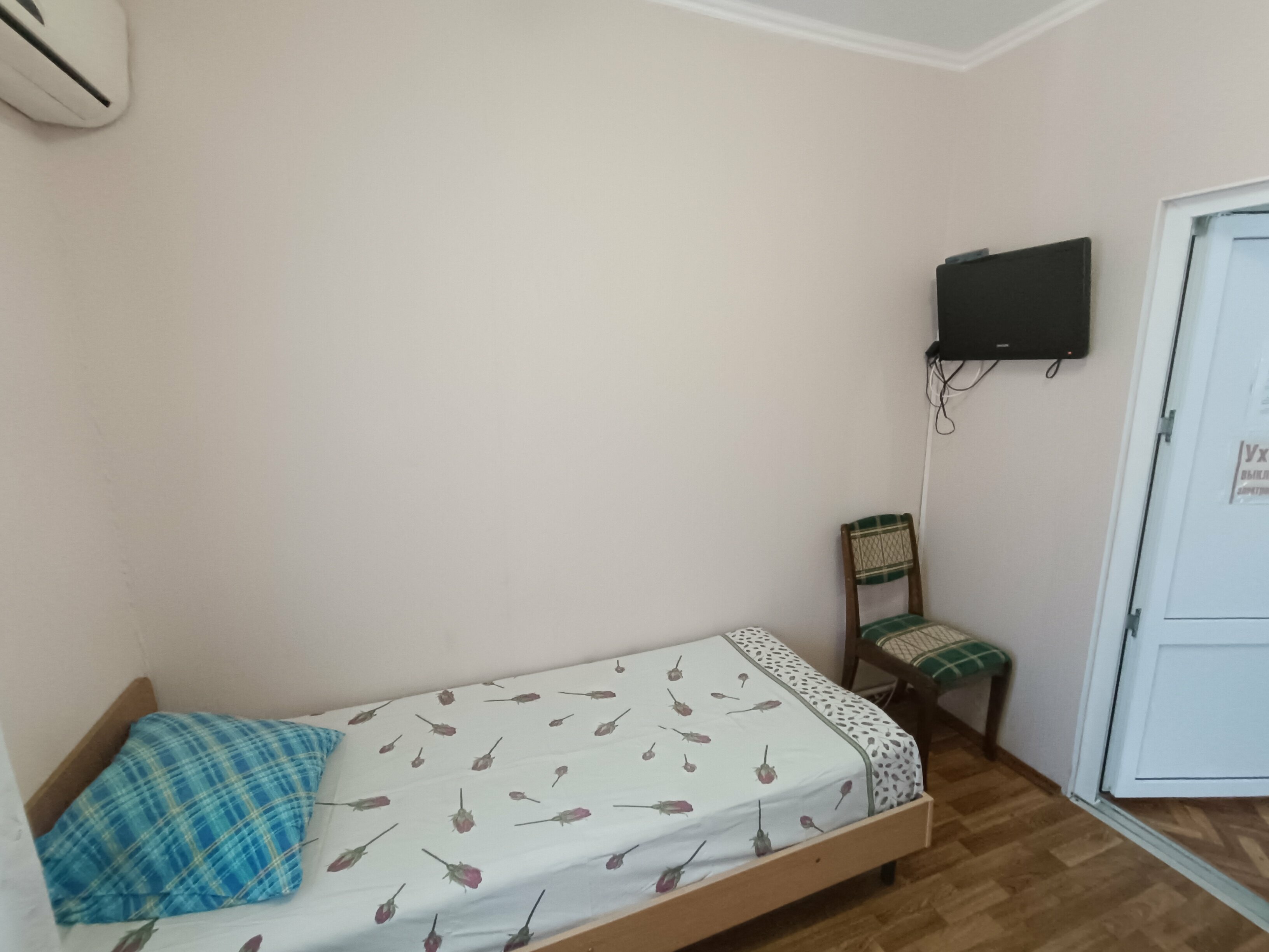 Двухместный номер с 2 отдельными кроватями и общей ванной комнатой