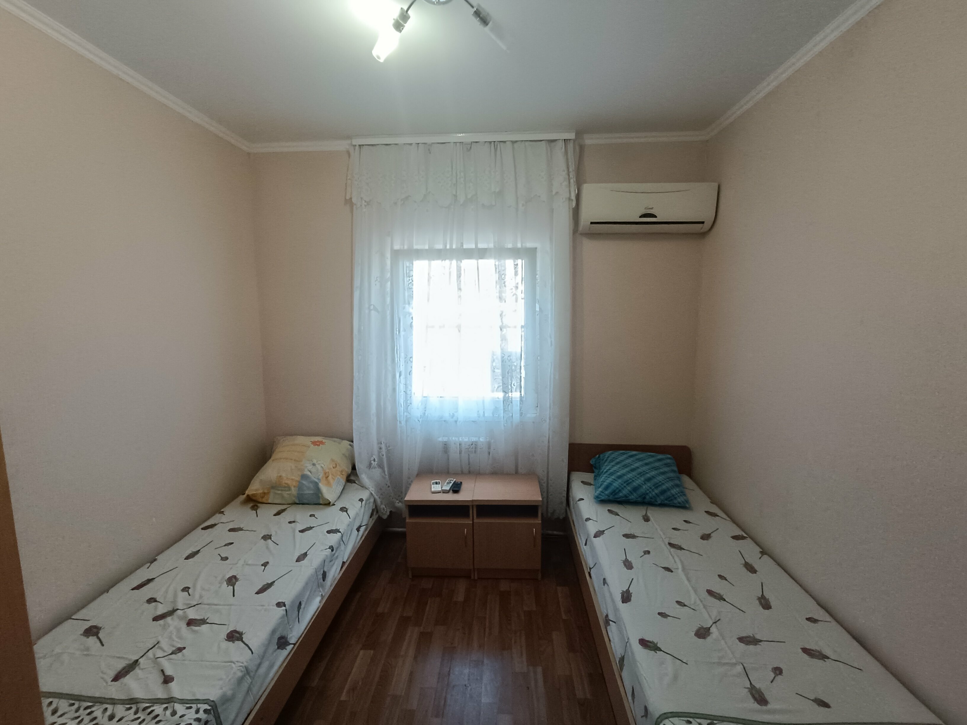 Двухместный номер с 2 отдельными кроватями и общей ванной комнатой