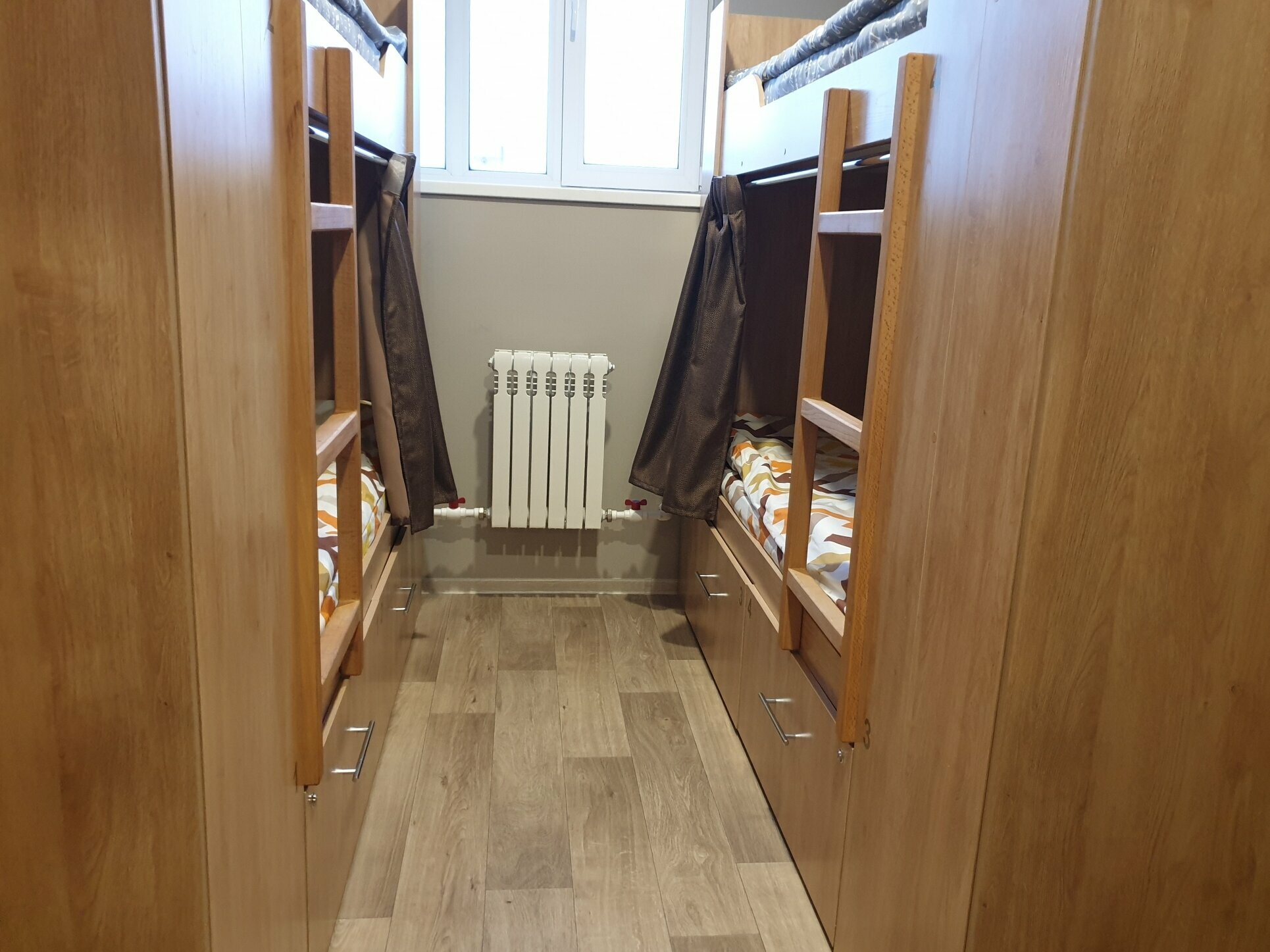 Кровать в общем номере для мужчин с 4 кроватями