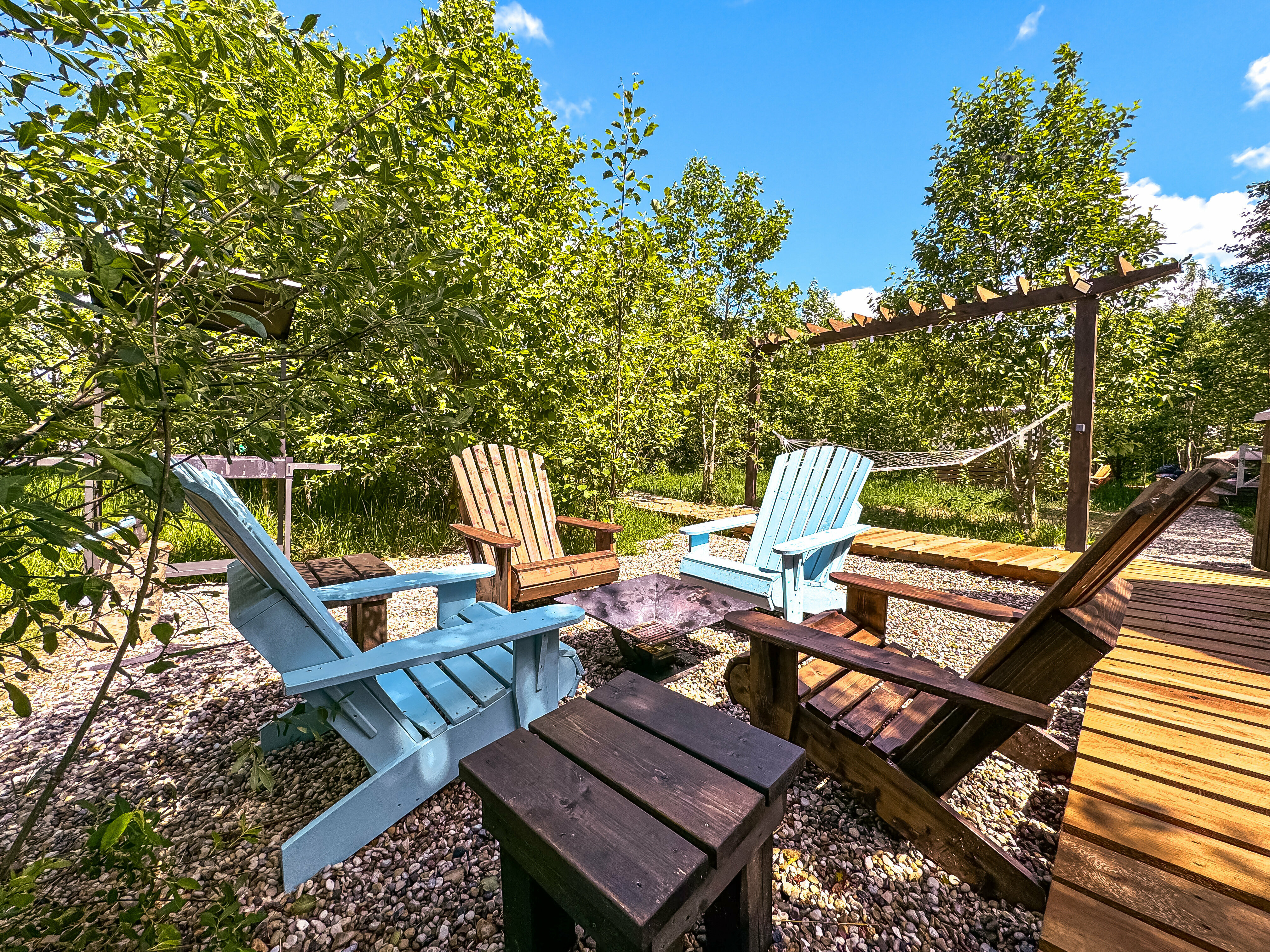 Дом с фурако с видом на яблоневый сад