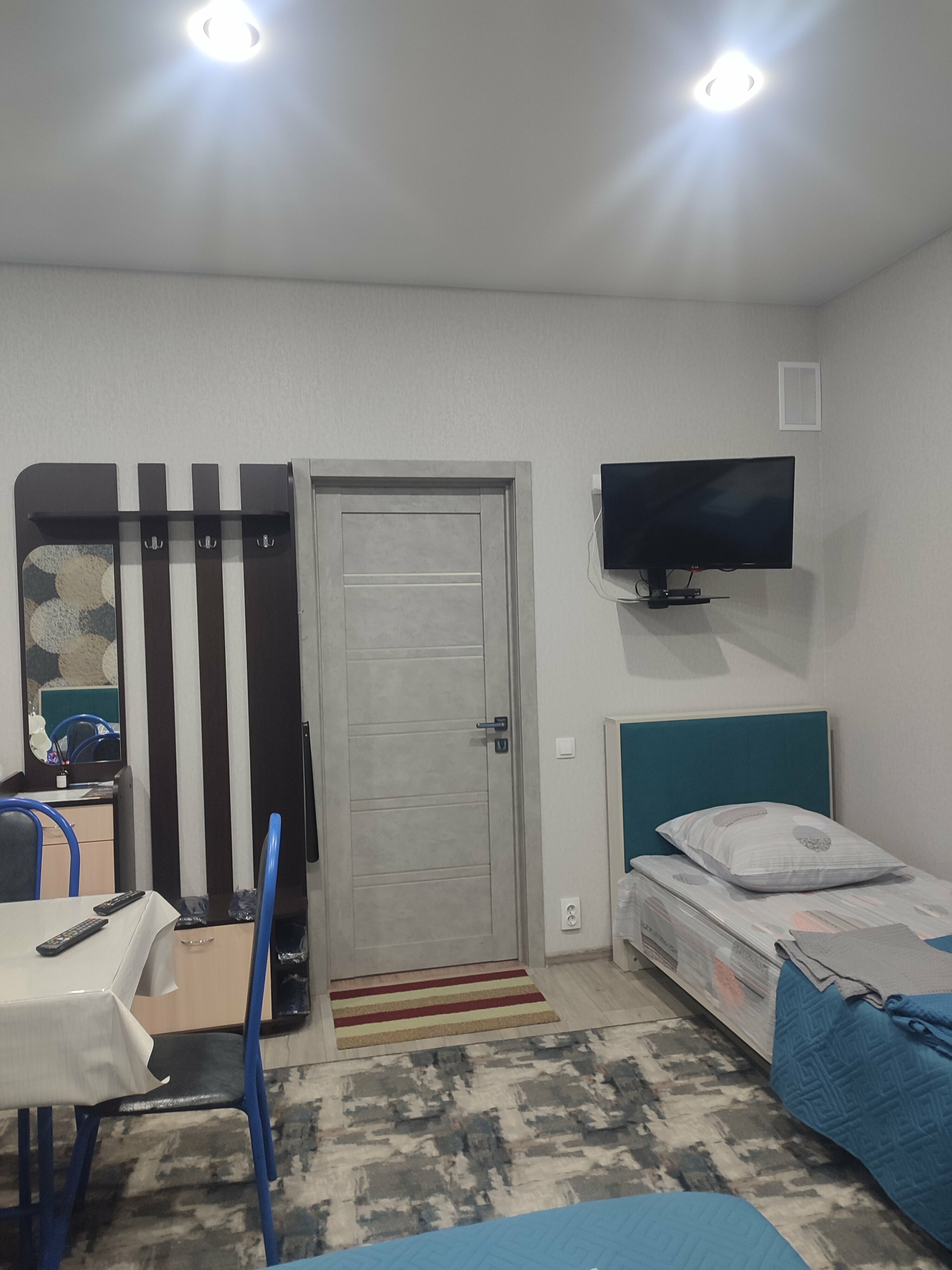 Четырехместный номер с собственной ванной комнатой вне номера