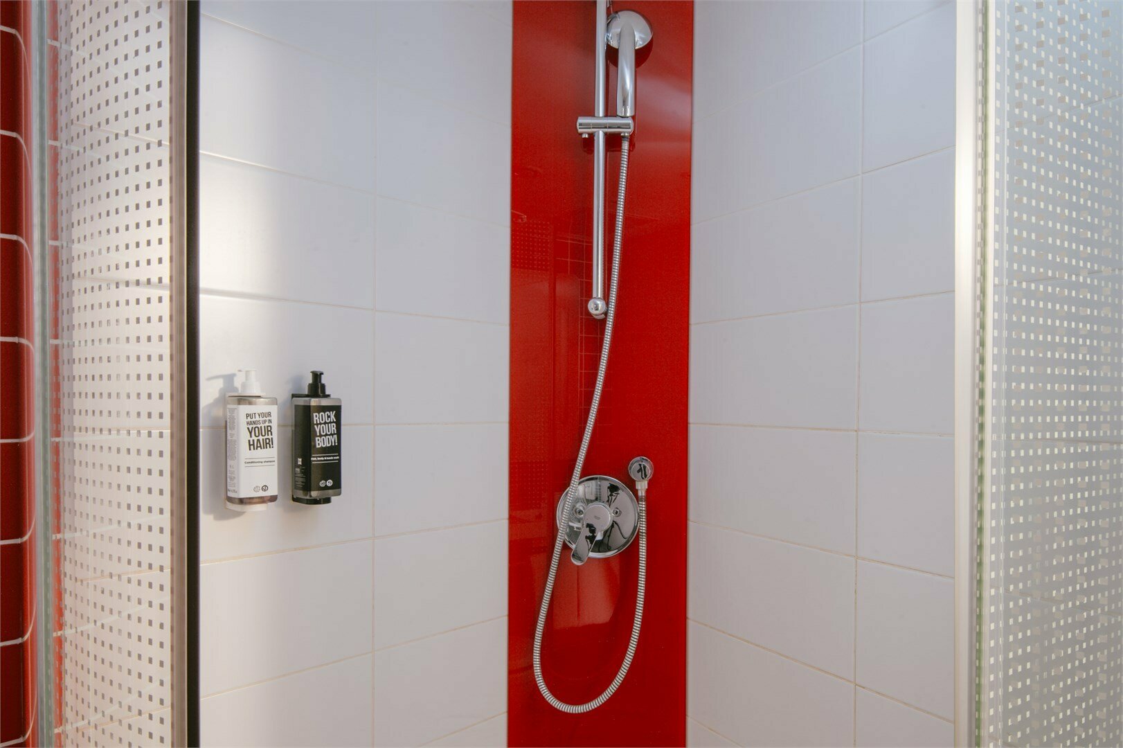 Номер Premium, увеличенная площадь – двуспальная кровать и кресло