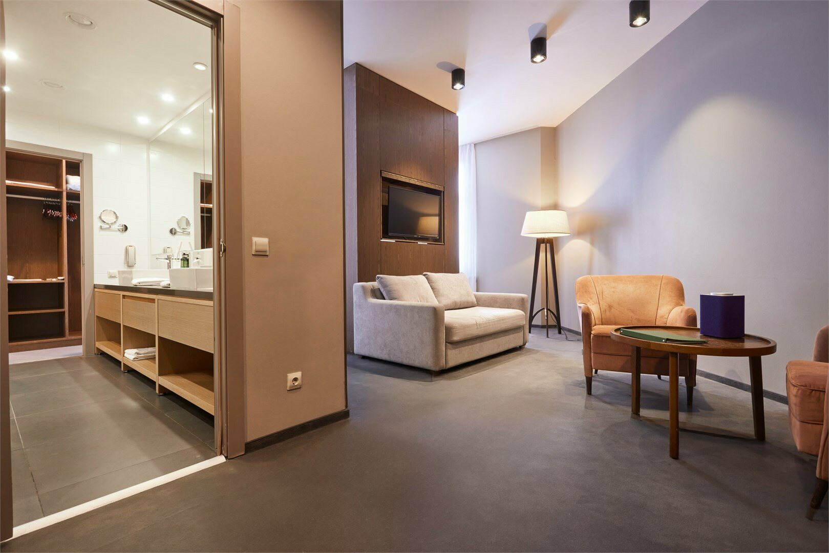 PREMIER SUITE c одной двуспальной кроватью, видом на горы и диваном-кроватью в гостиной зоне (с балконом)