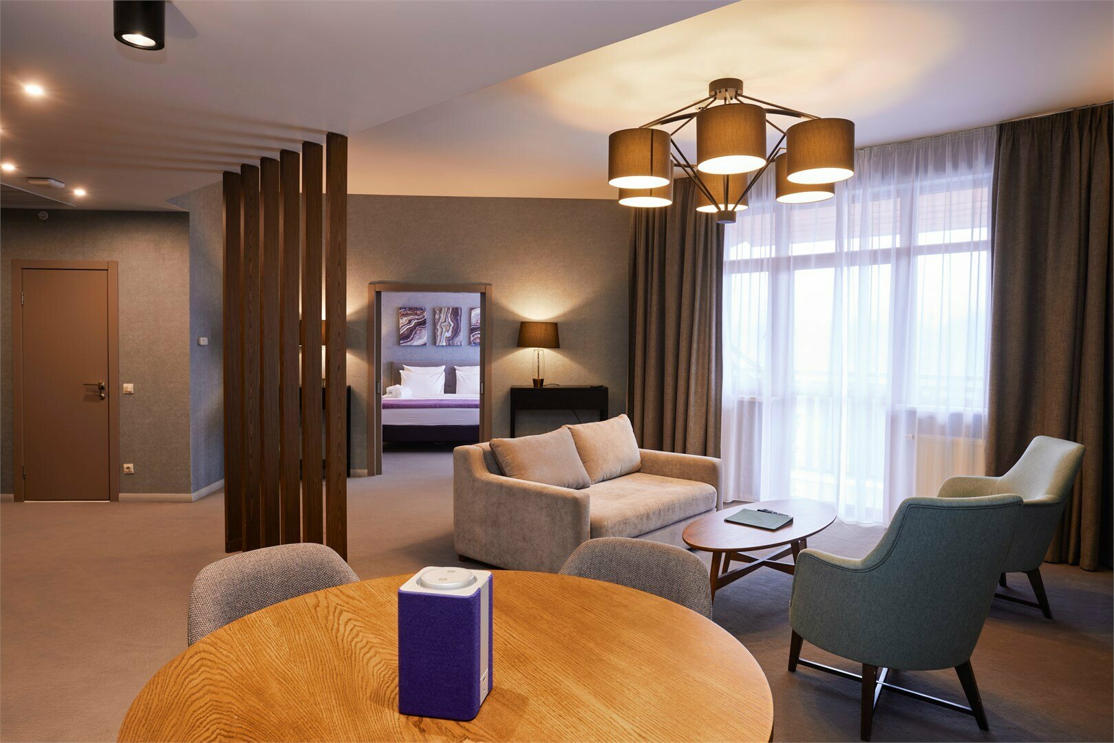 GREEN FLOW SUITE с одной двуспальной кроватью, видом на горы и диваном-кроватью в гостиной зоне (с 2 балконами)