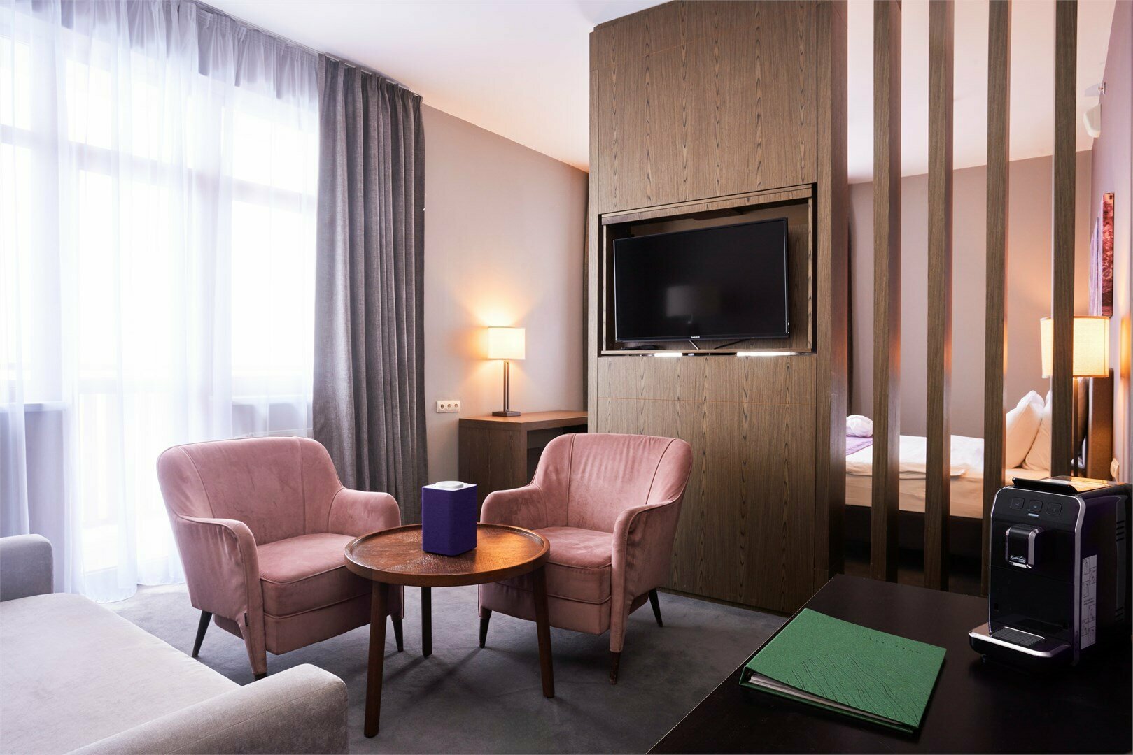 PANORAMA SUITE с одной двуспальной кроватью, видом на горы и диваном-кроватью в гостиной зоне (с 2 балконами)