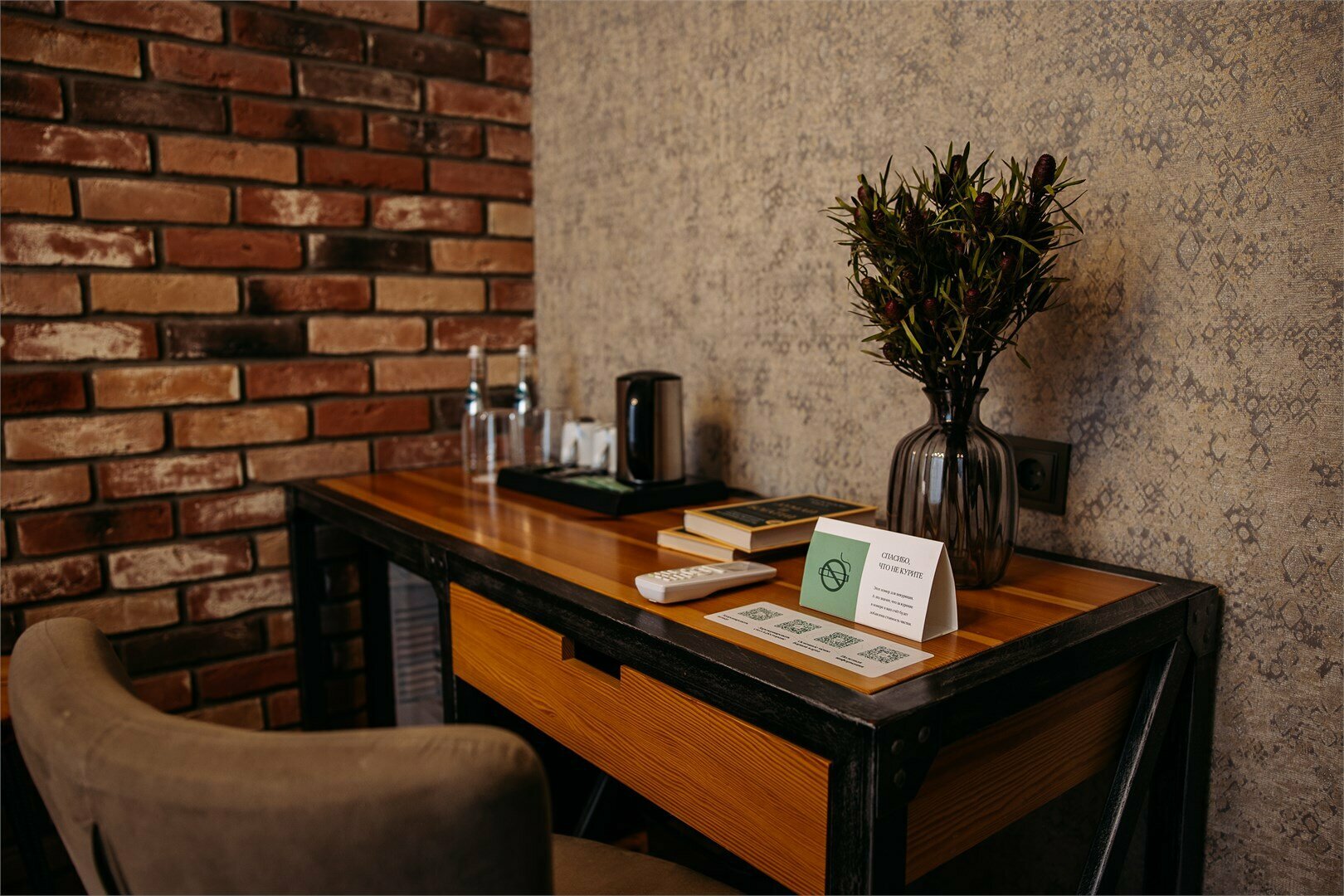 Стандартный номер с одной двухспальной кроватью в стиле лофт