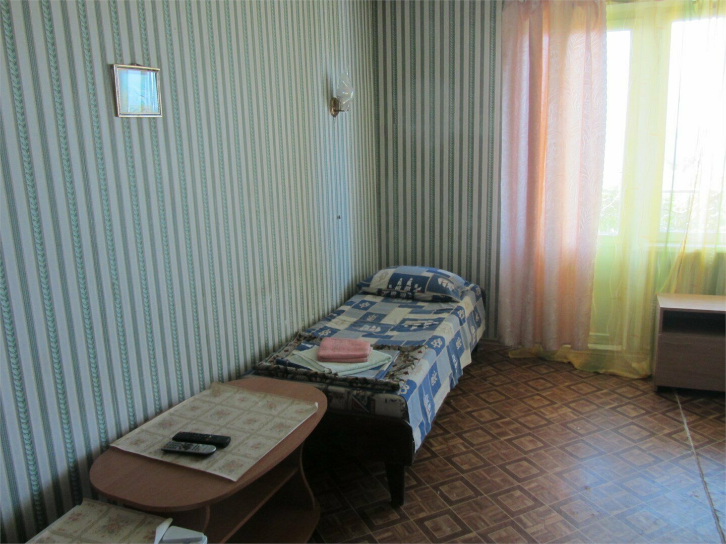 Трехместный номер эконом-класса с общей ванной комнатой