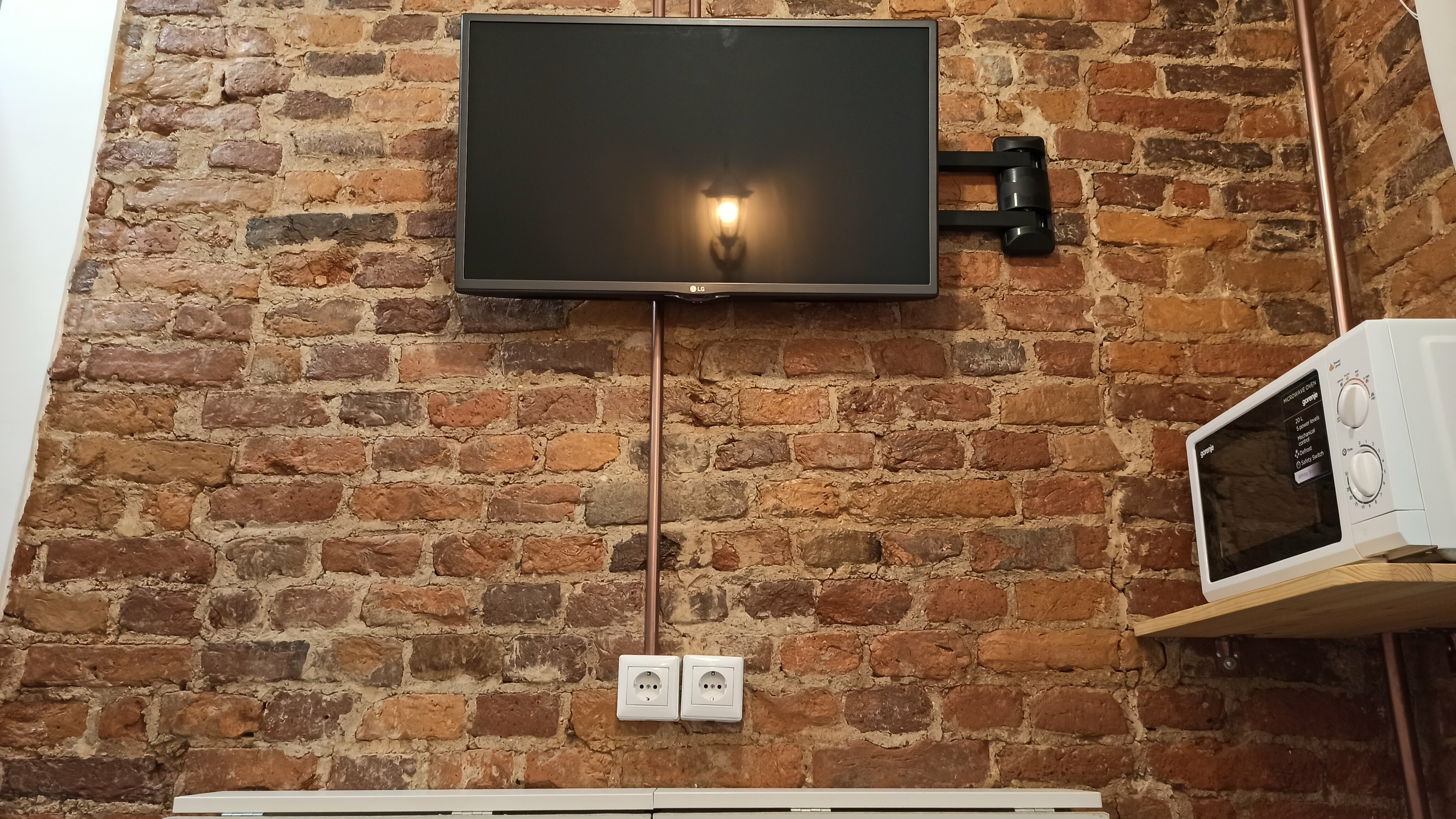 Компактный одноместный номер "с шармом", вид во двор, вмещает 2х гостей