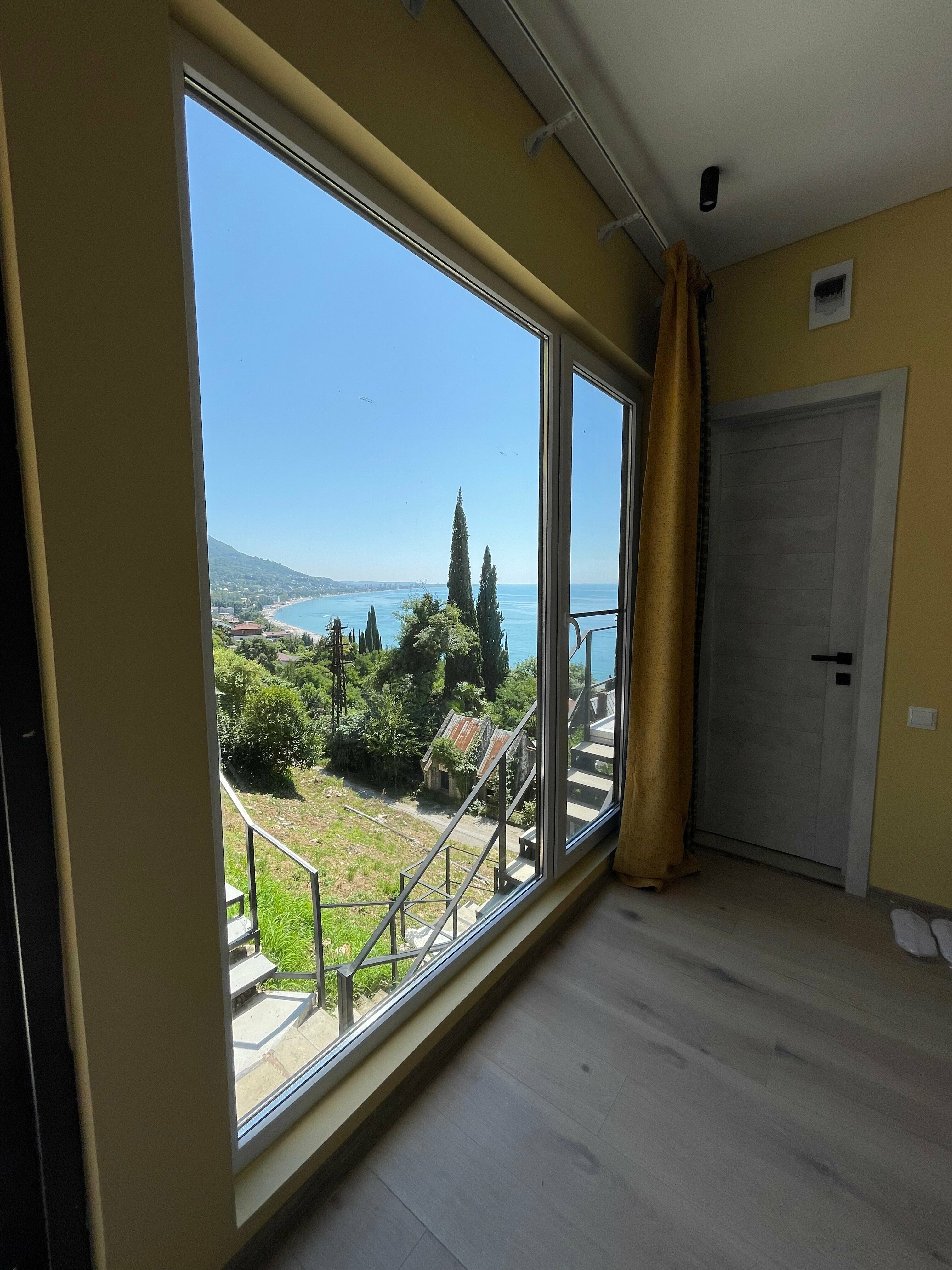 Стандарт с боковым видом на море