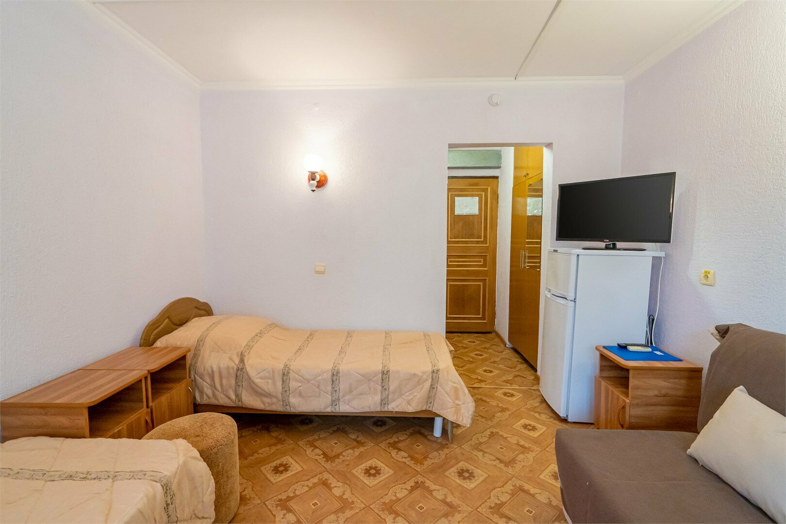 У2 Улучшенный однокомнатный номер с 2 односпальными кроватями и дополнительным местом