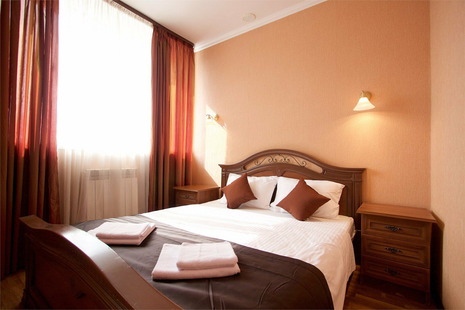 Полулюкс 4-х местный (2 двуспальные кровати или 1 двуспальная и 2 односпальные кровати)