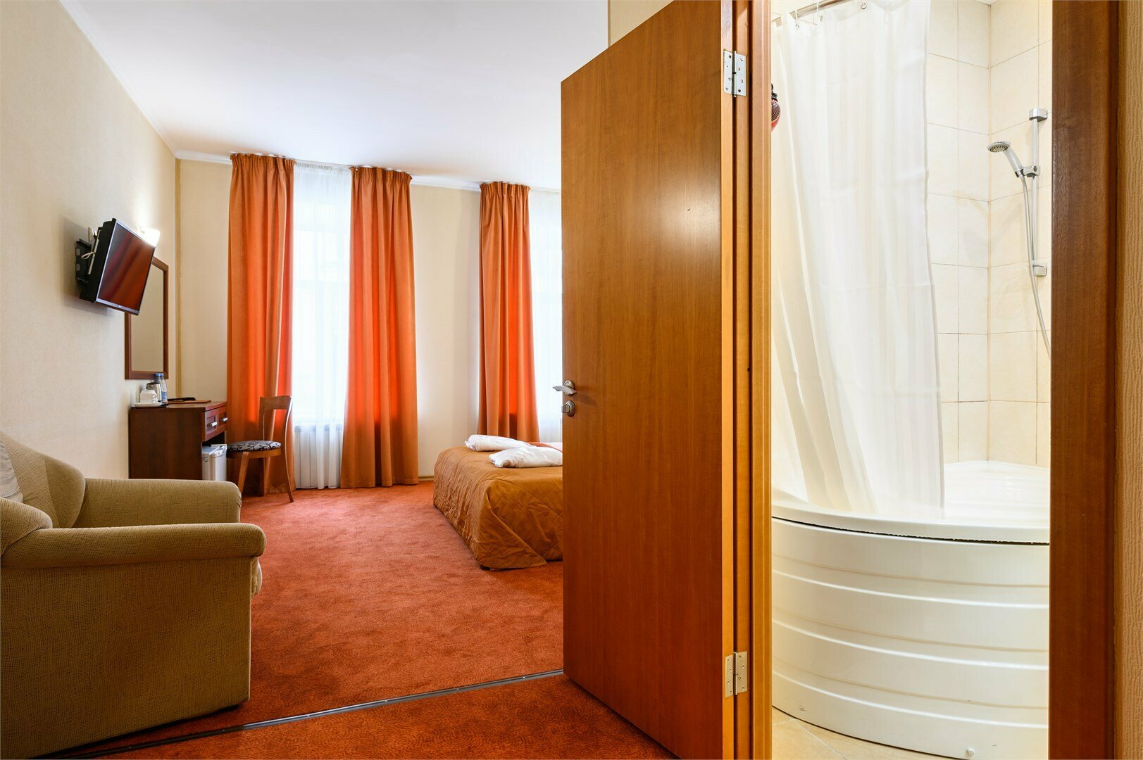 Улучшенная двухместная комната с 1 кроватью и креслом-кроватью