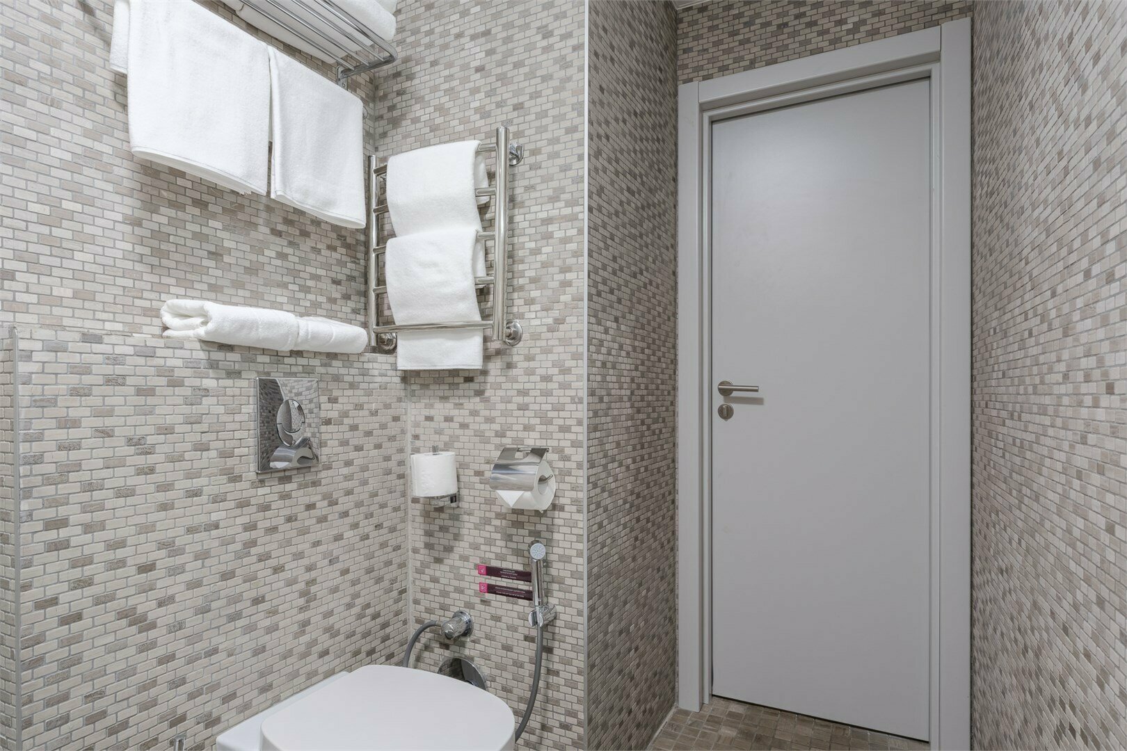 Люкс двухкомнатный с двуспальной и двумя односпальными кроватями / раскладными креслами (GREEN PARK)