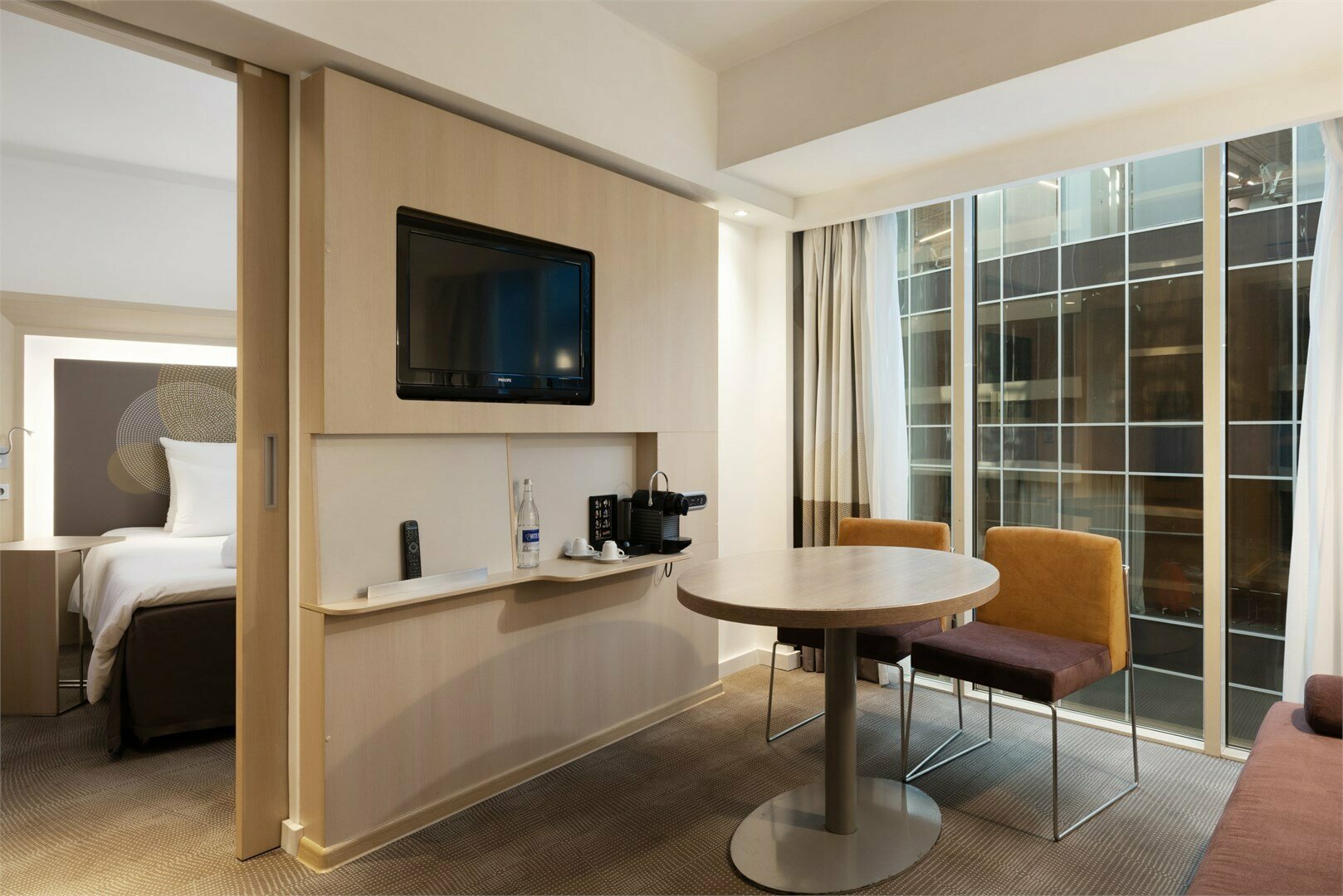 Представительский номер с 1 двуспальной кроватью и раскладным диваном,вид в атриум