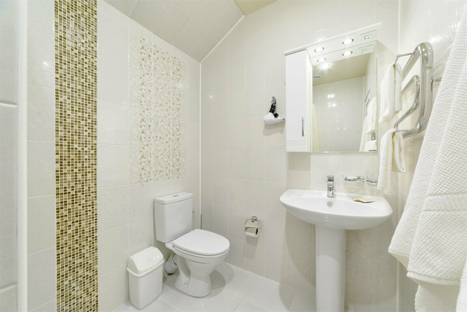 Двухкомнатный семейный номер с 1 кроватью или 2 раздельными кроватями + диван кровать