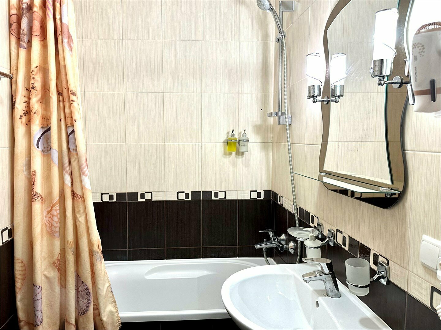 Номера Комфорт с двумя раздельными кроватями с видом на бассейн