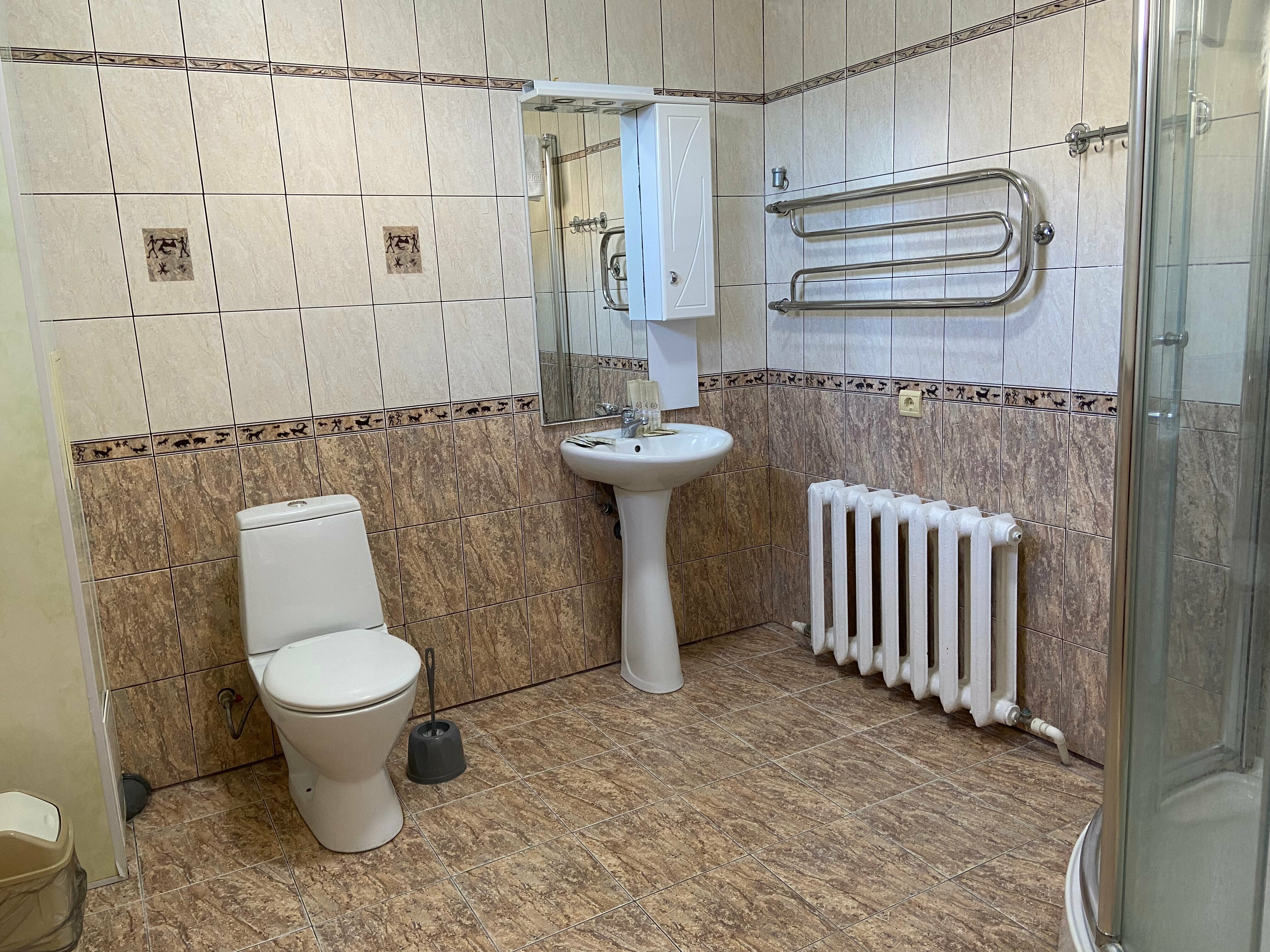 Семейный Трехместный номер с большой ванной комнатой.