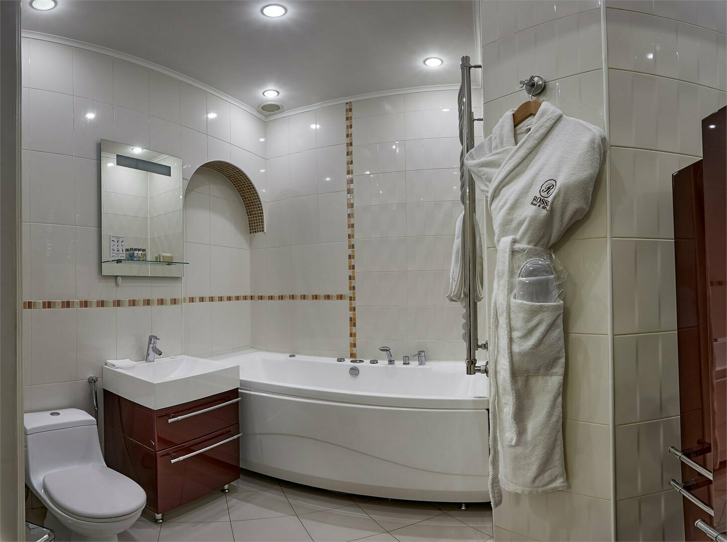 Двухкомнатный гранд-люкс (зал - вид на площадь, спальня - во внутренний дворик)