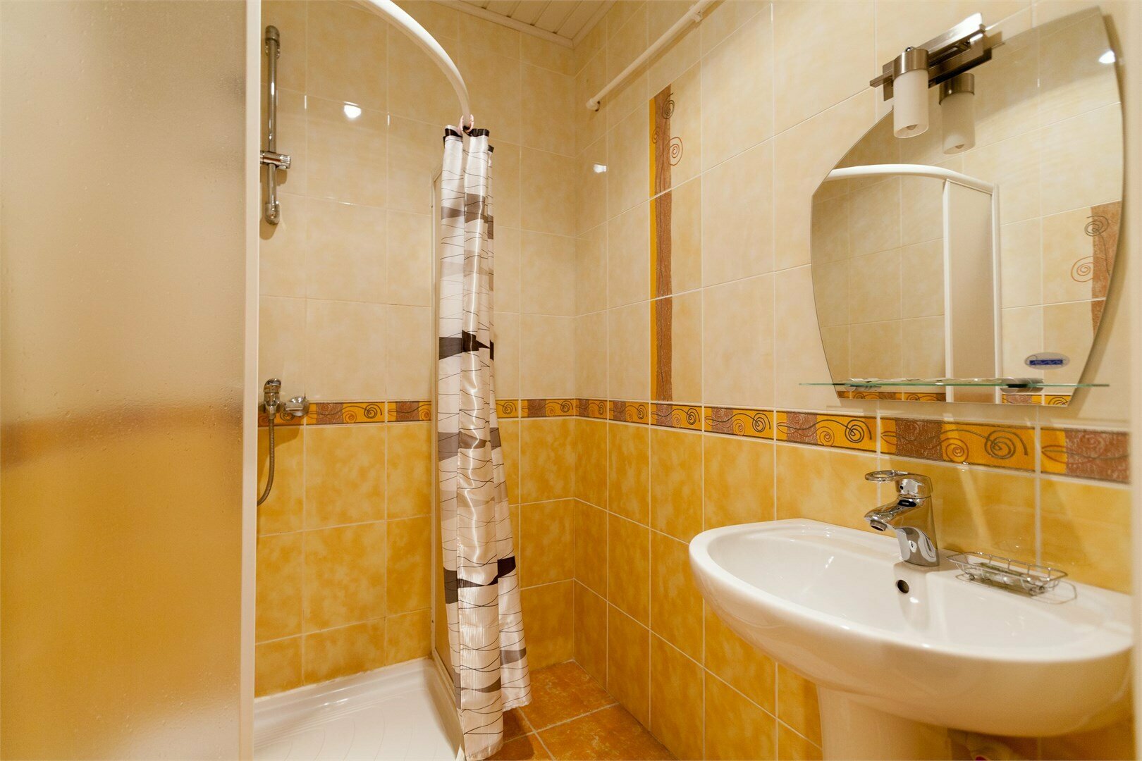 Двухместный номер с 2 отдельными кроватями и общим туалетом