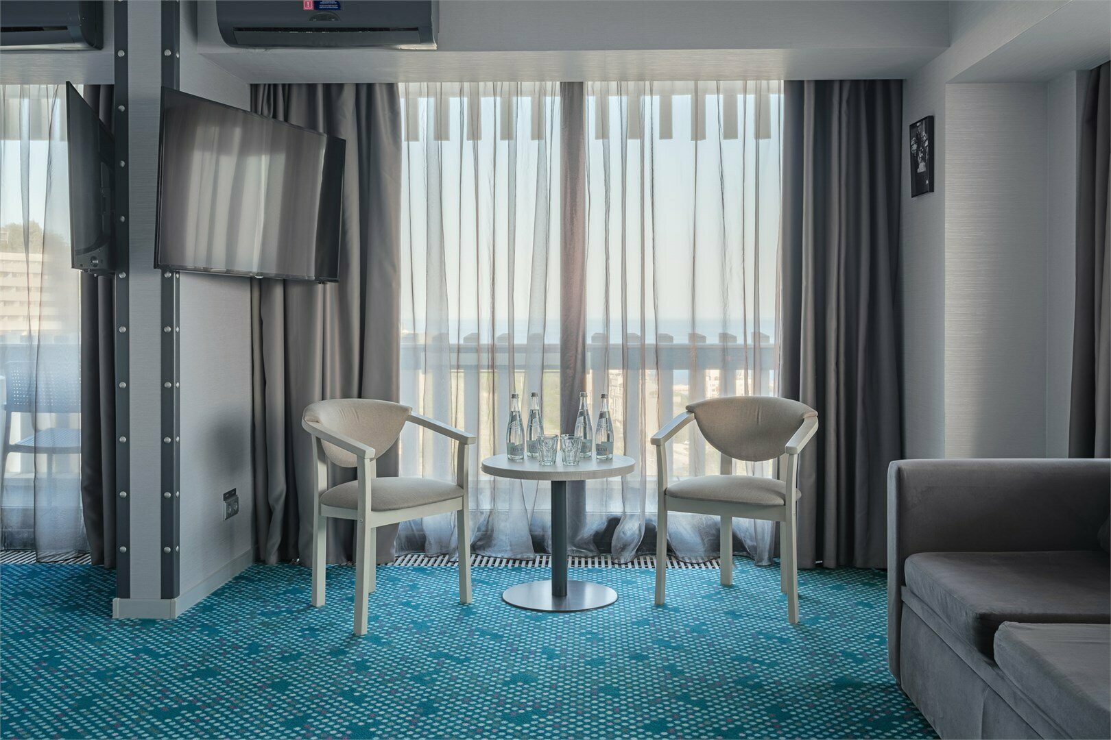 Люкс студия с двуспальной кроватью и диваном (YALTA INTOURIST)