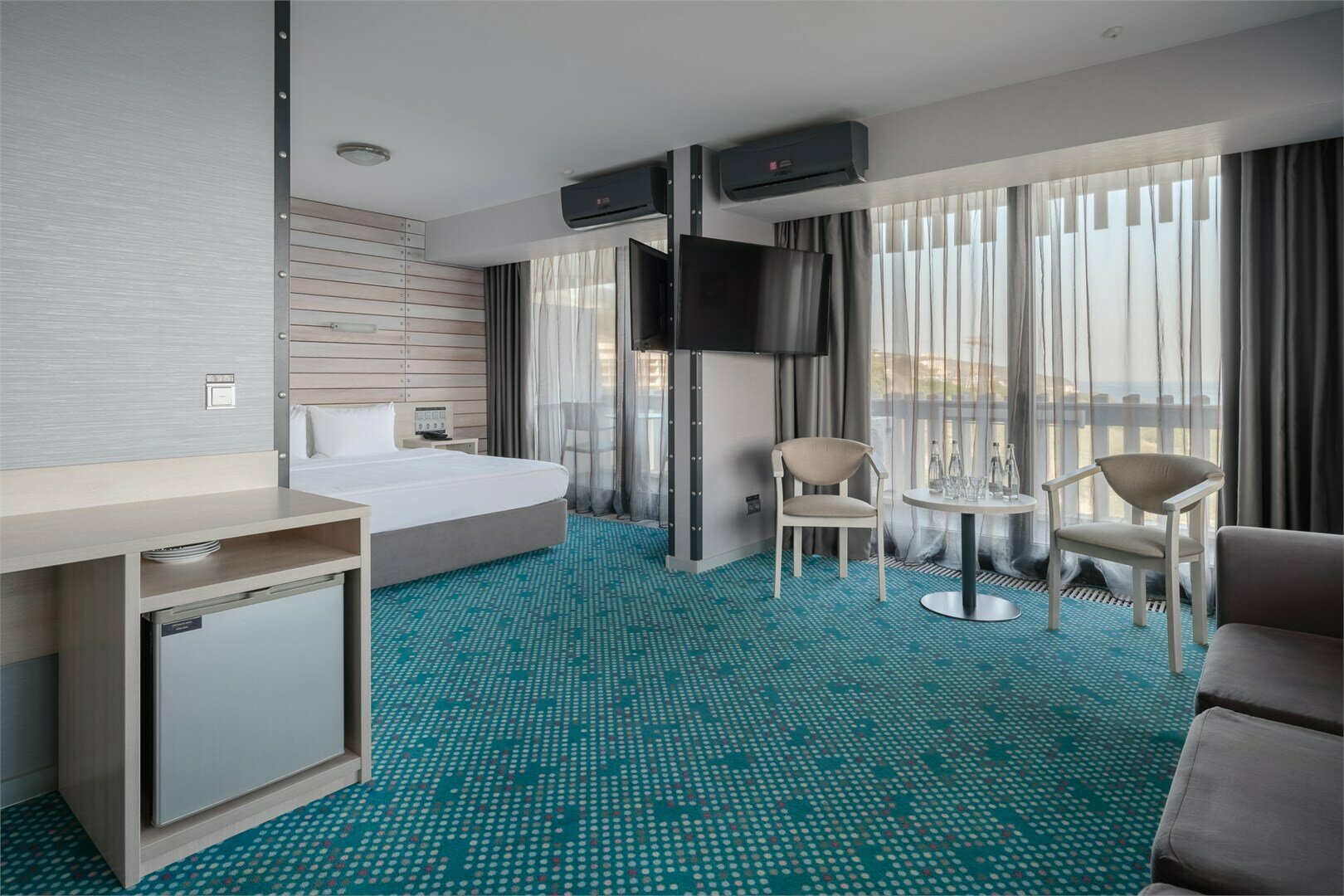 Люкс студия с двуспальной кроватью и диваном (YALTA INTOURIST)