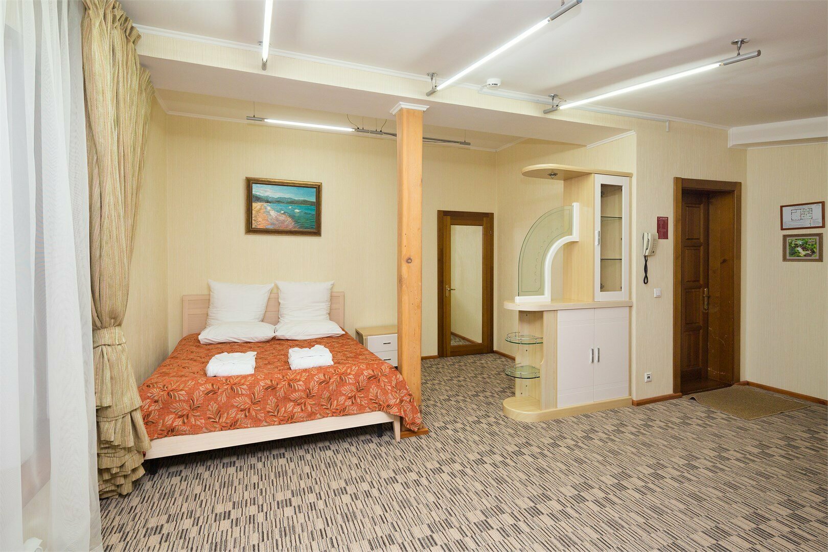 Джуниор Сюит