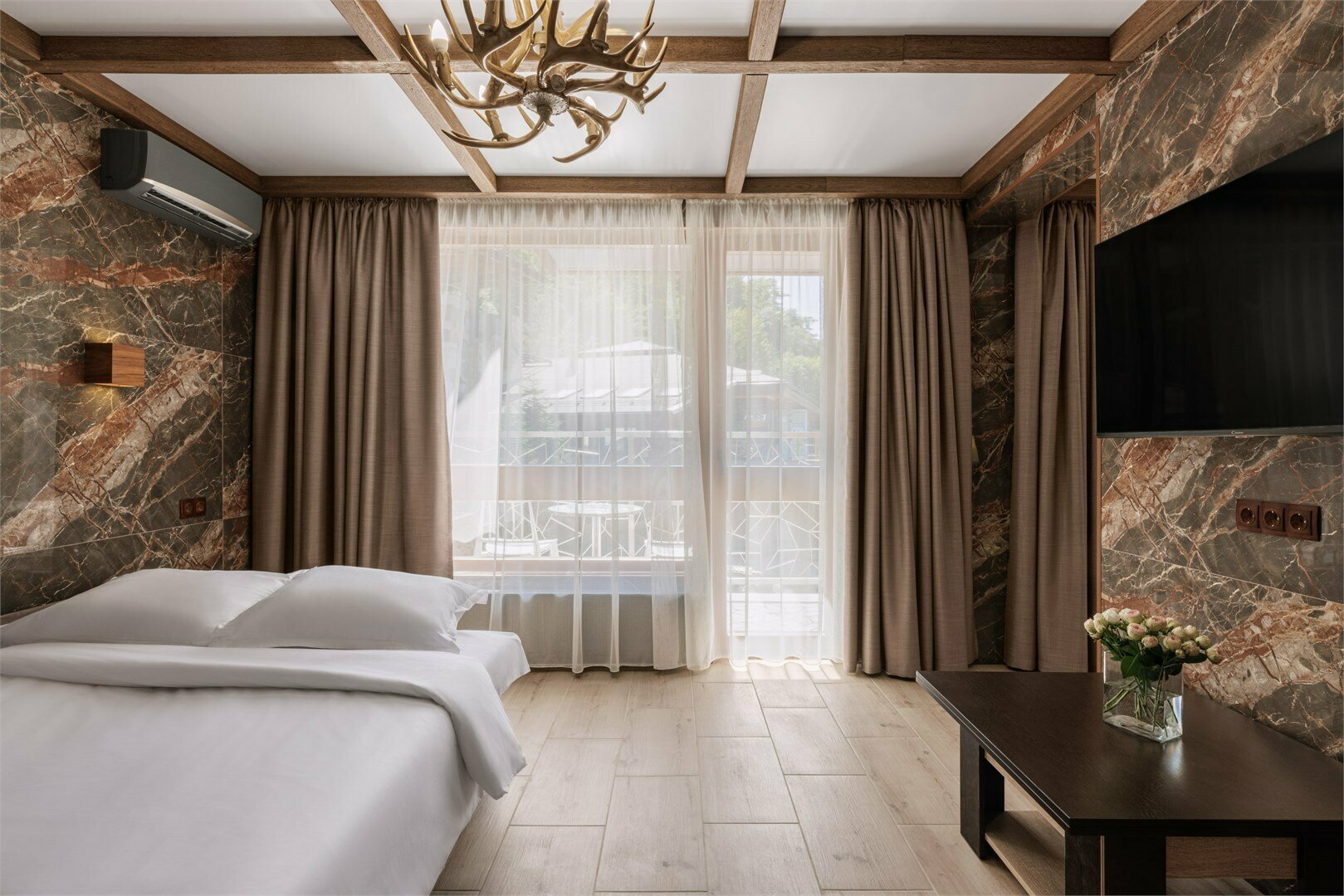 Полулюкс с балконом и видом на горы