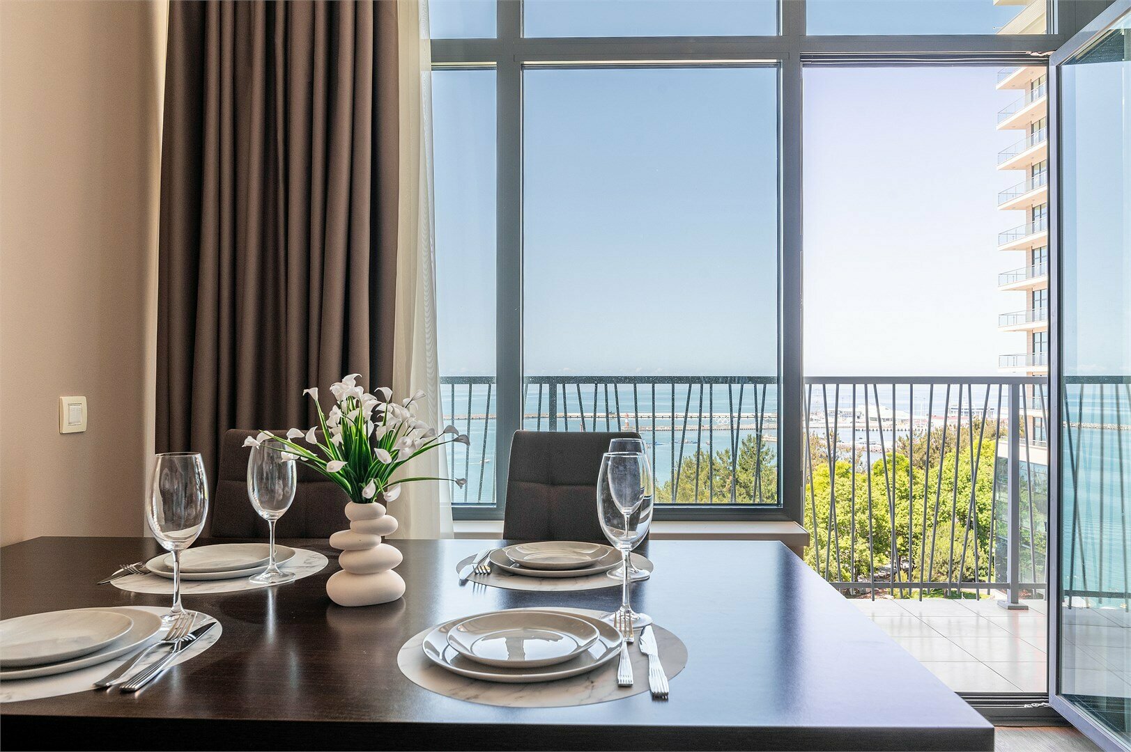 Трехкомнатные улучшенные апартаменты с двумя спальнями (7 этаж)