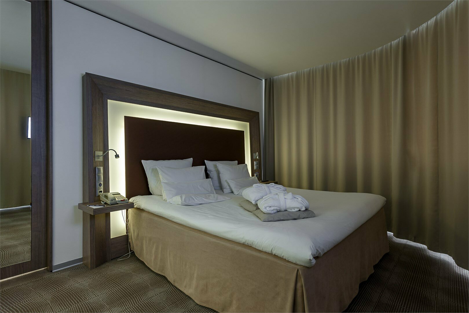 Номер Suite с двуспальной кроватью и диваном