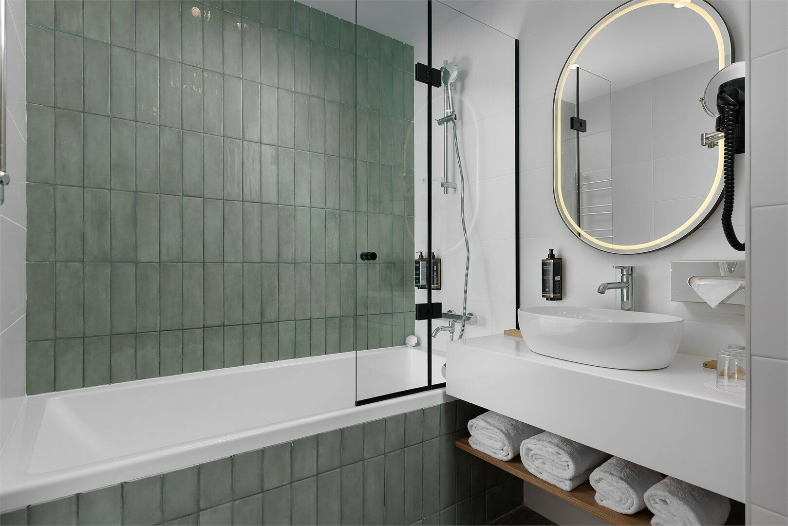 Номер Classic Superior Village c двуспальной кроватью и диваном