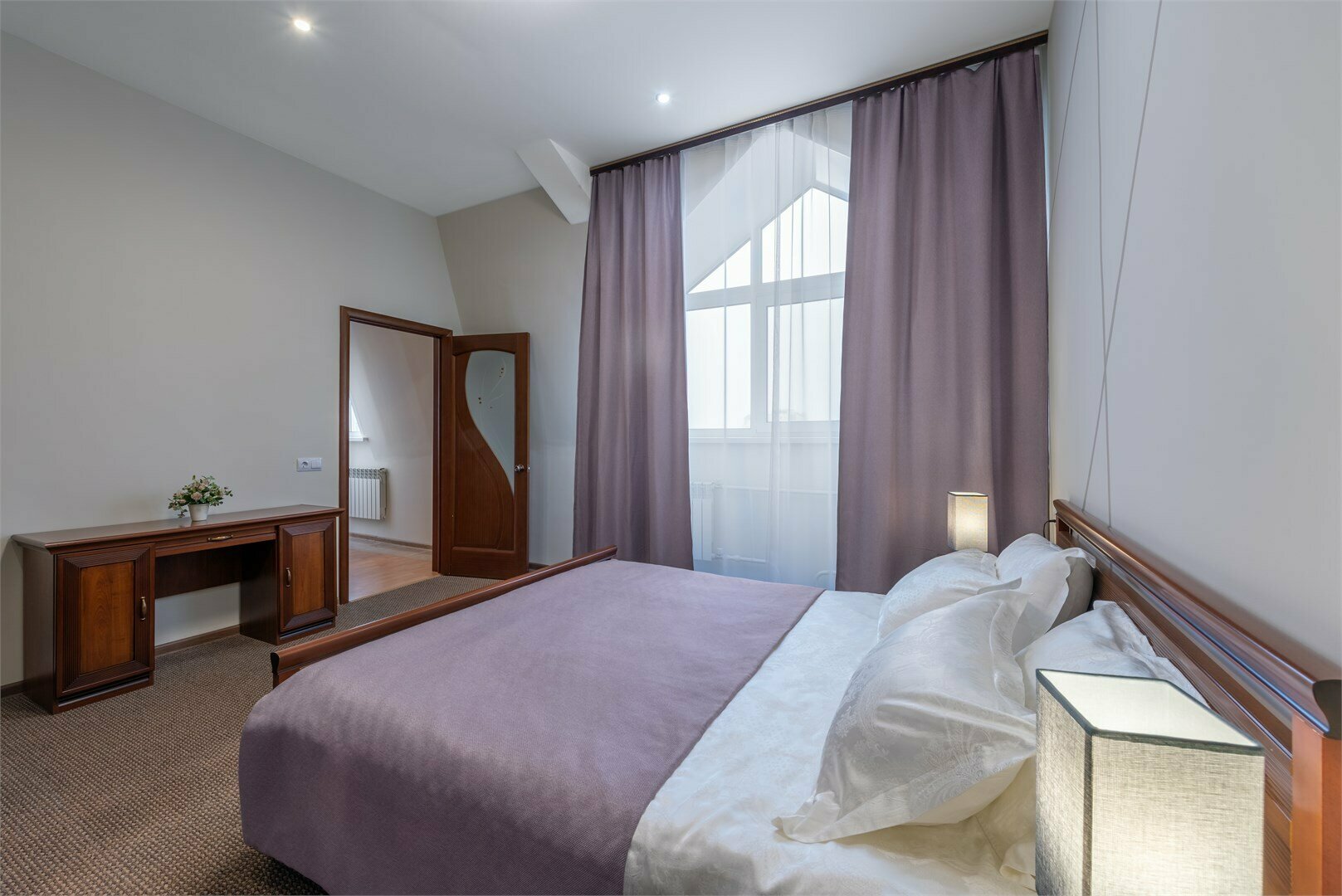 Люкс/Luxe Double Room (двухкомнатный номер с одной двуспальной кроватью)