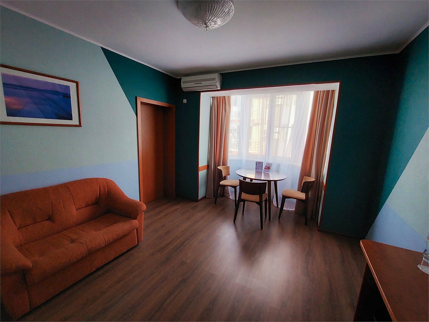 «Люкс» (с индивидуальным парковочным местом на территории отеля)