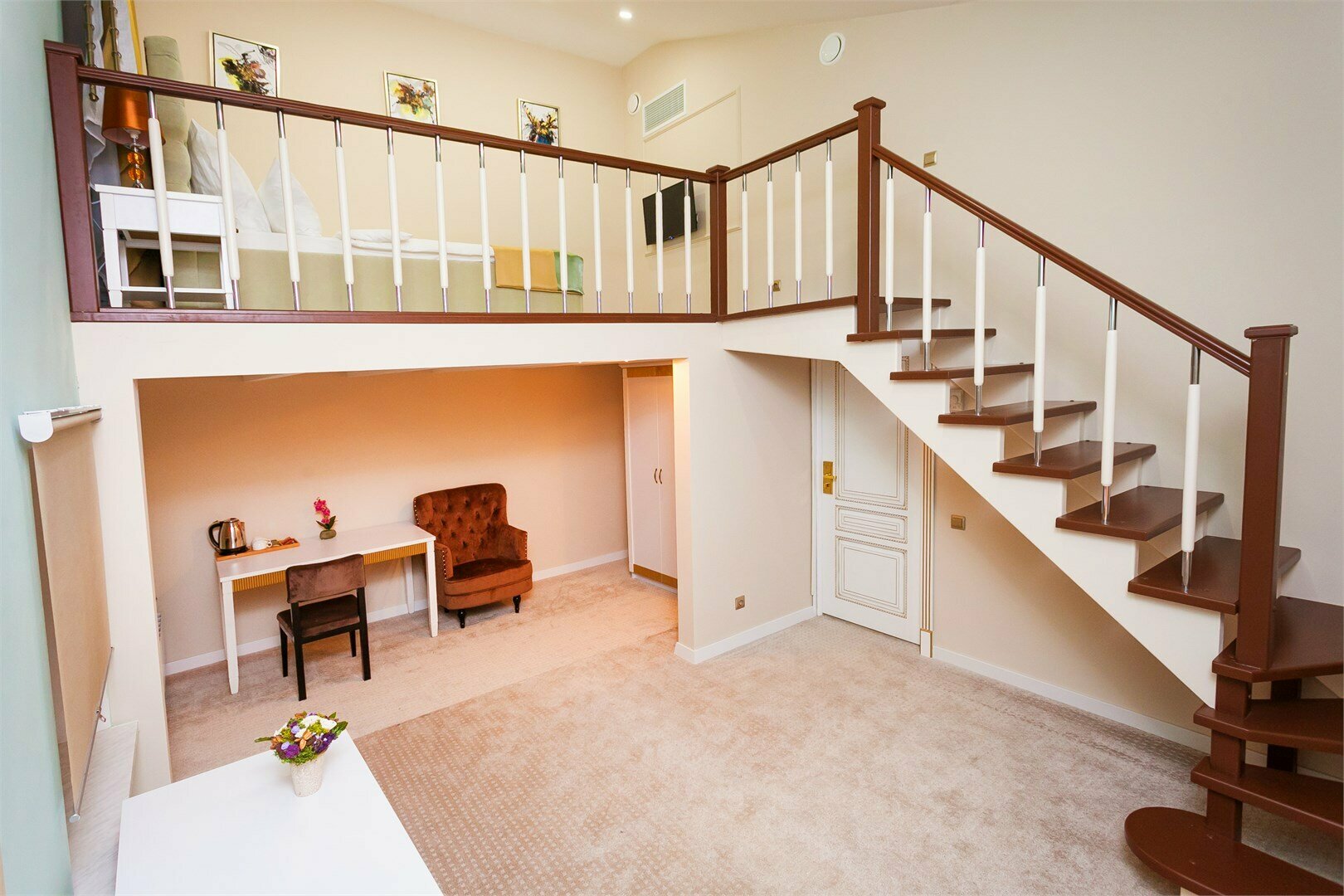 Люкс, два вида: 1.Номер увеличенной площади с зоной отдыха 2. Двухуровневый номер - кровать на втором уровне.  Конкретный вид планировки уточняйте при бронировании