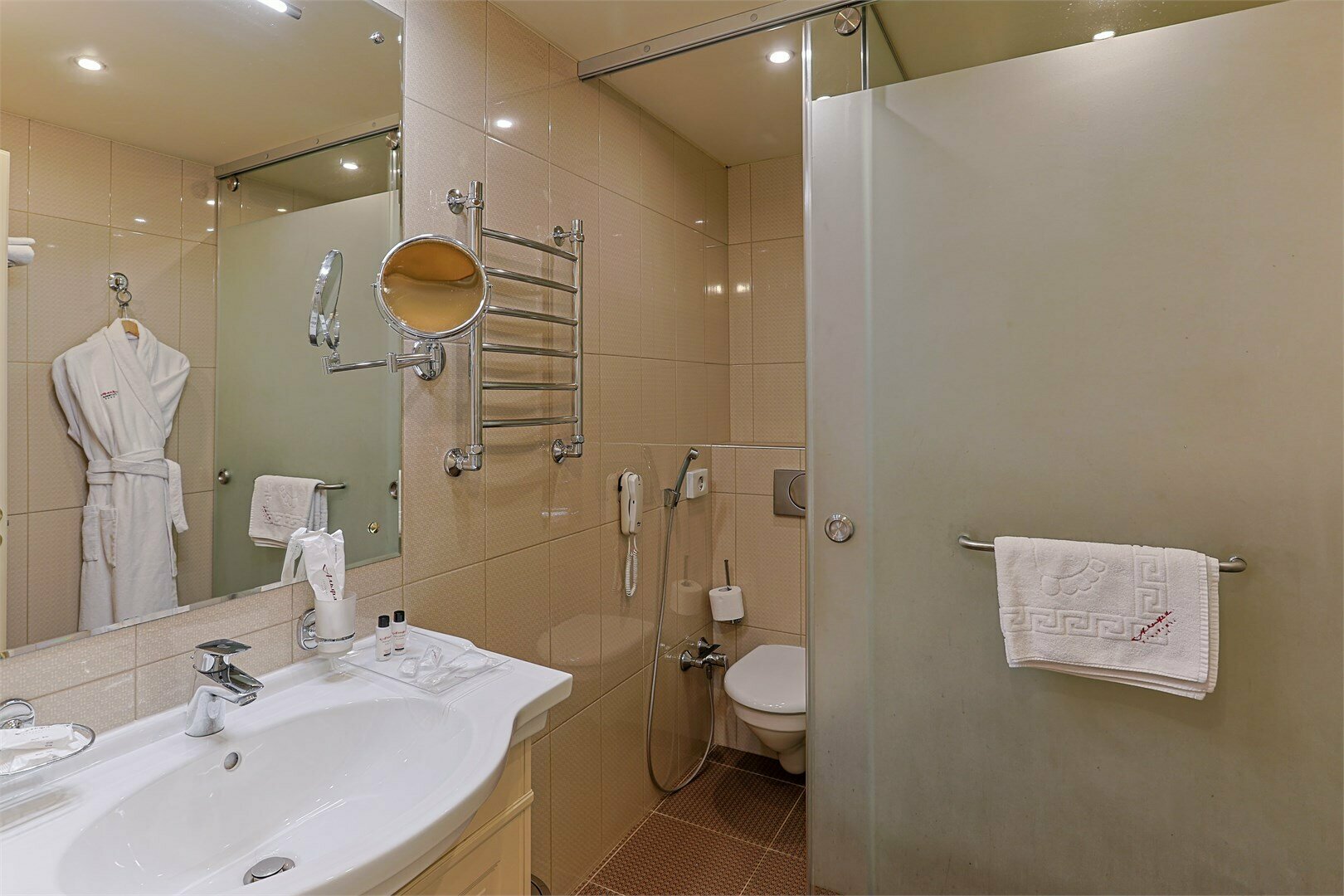 Джуниор Сюит